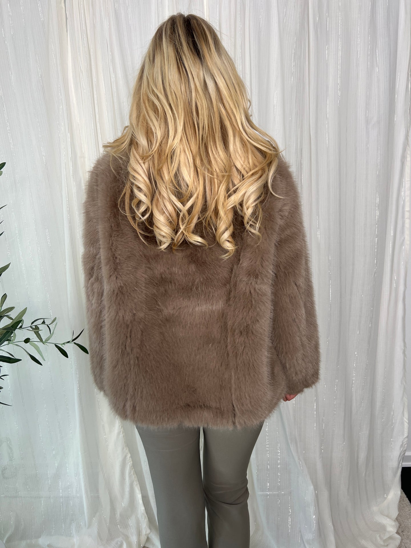 Flam taupe faux fur jakke fra webshoppen Aaberg Copenhagen