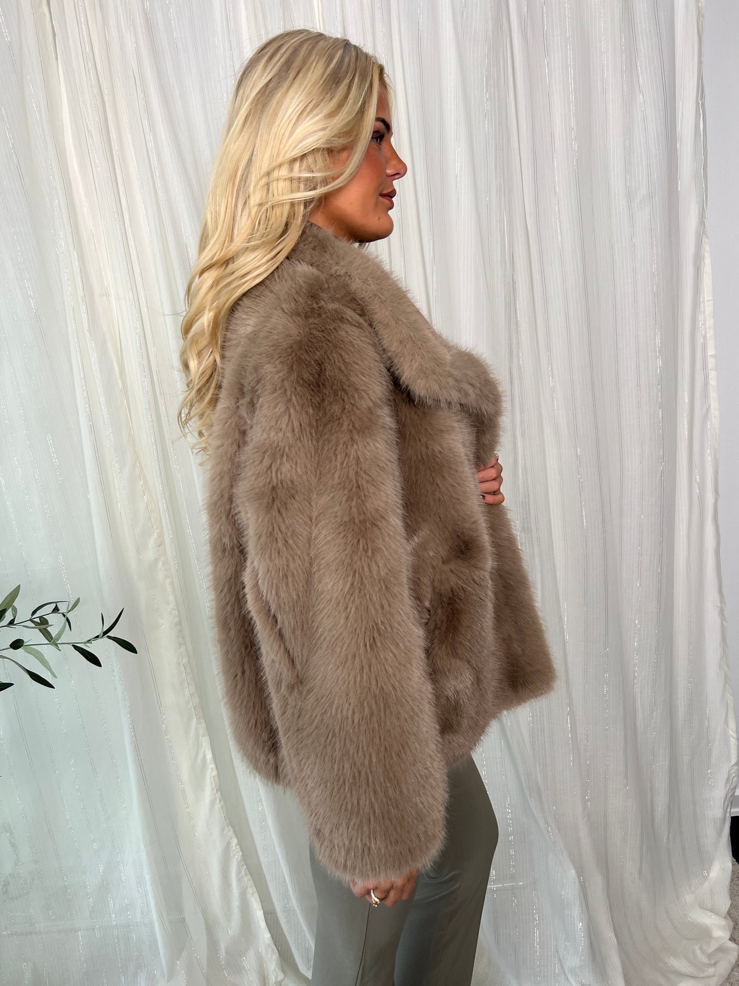 Flam taupe faux fur jakke fra webshoppen Aaberg Copenhagen