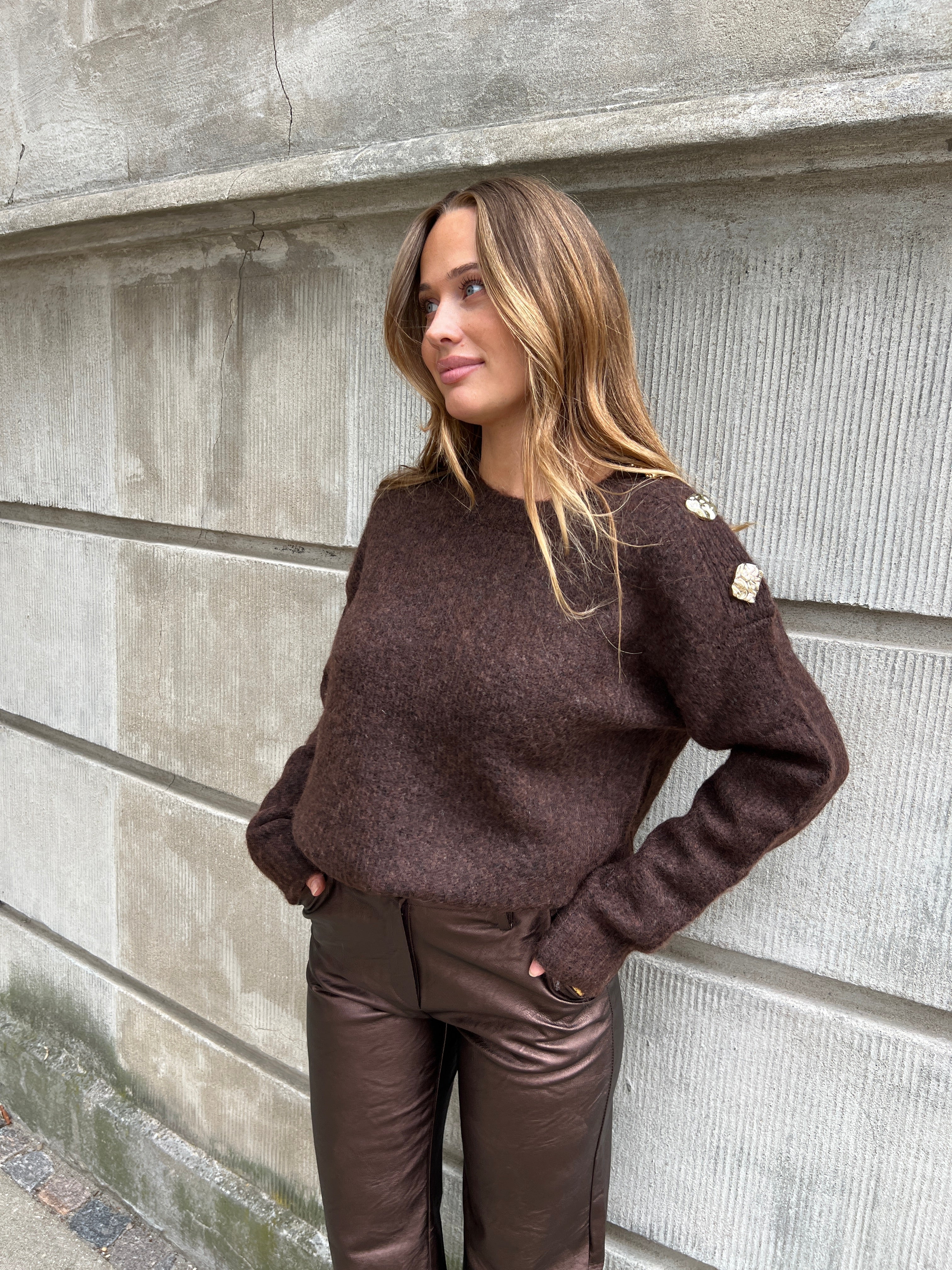 Model i Azaka Dark Brown knit fra webshoppen Aaberg Copenhagen