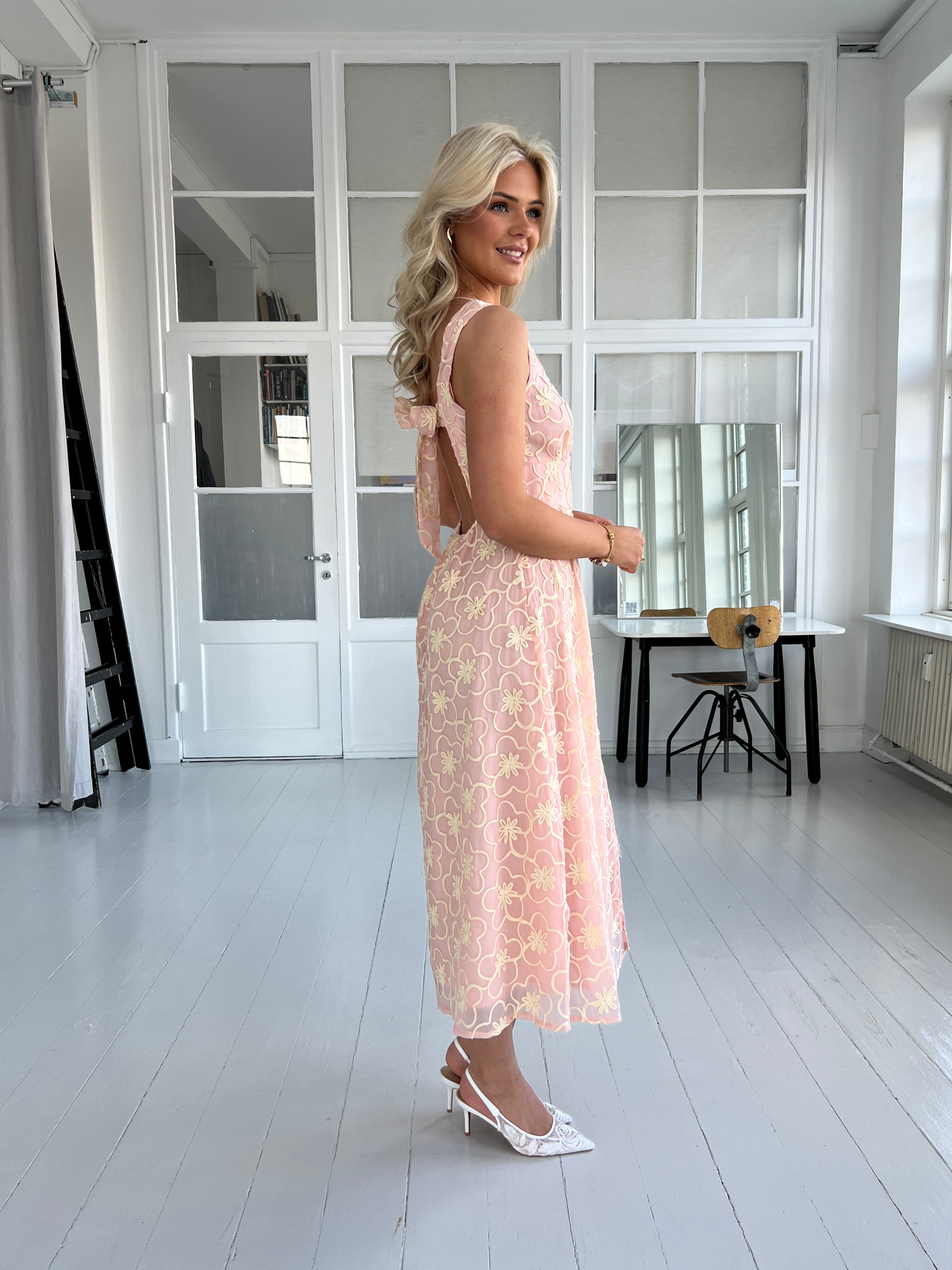 Elli White rosa oppen back dress