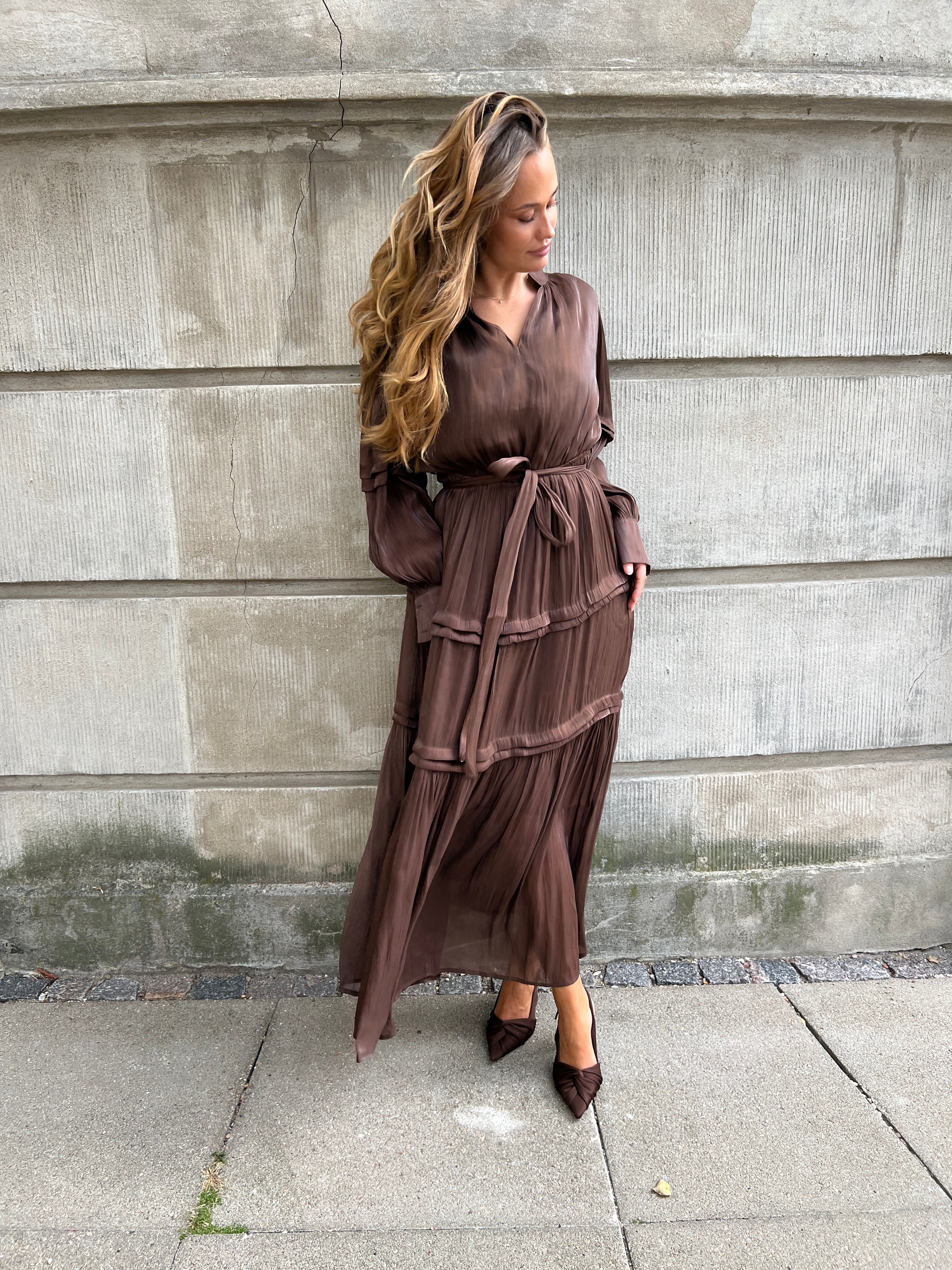 Model i Flam choko satin dress fra webshoppen Aaberg Copenhagen