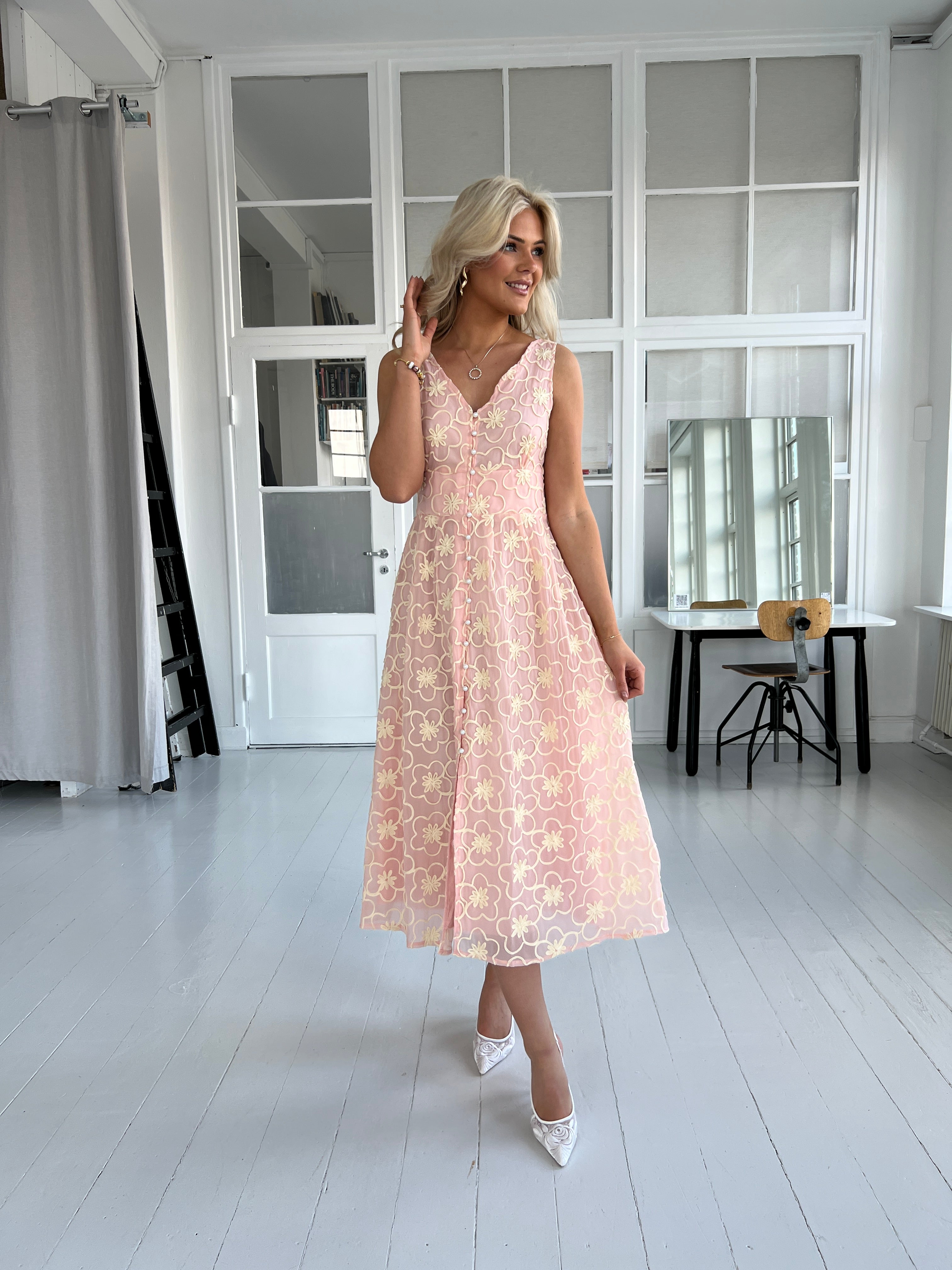 Elli White rosa oppen back dress