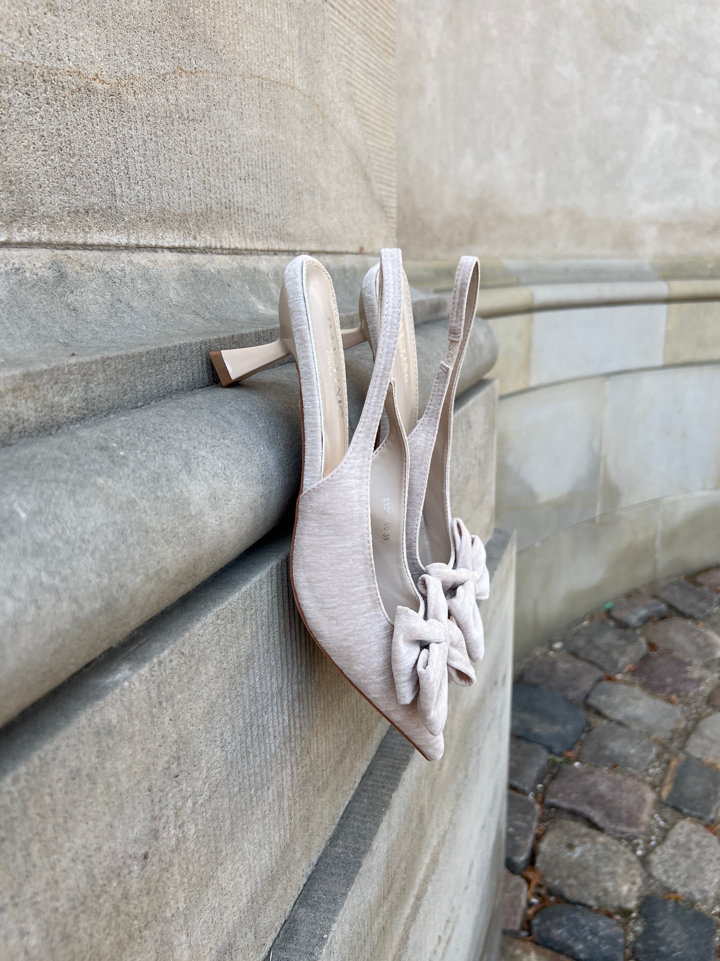 DV beige bow heel