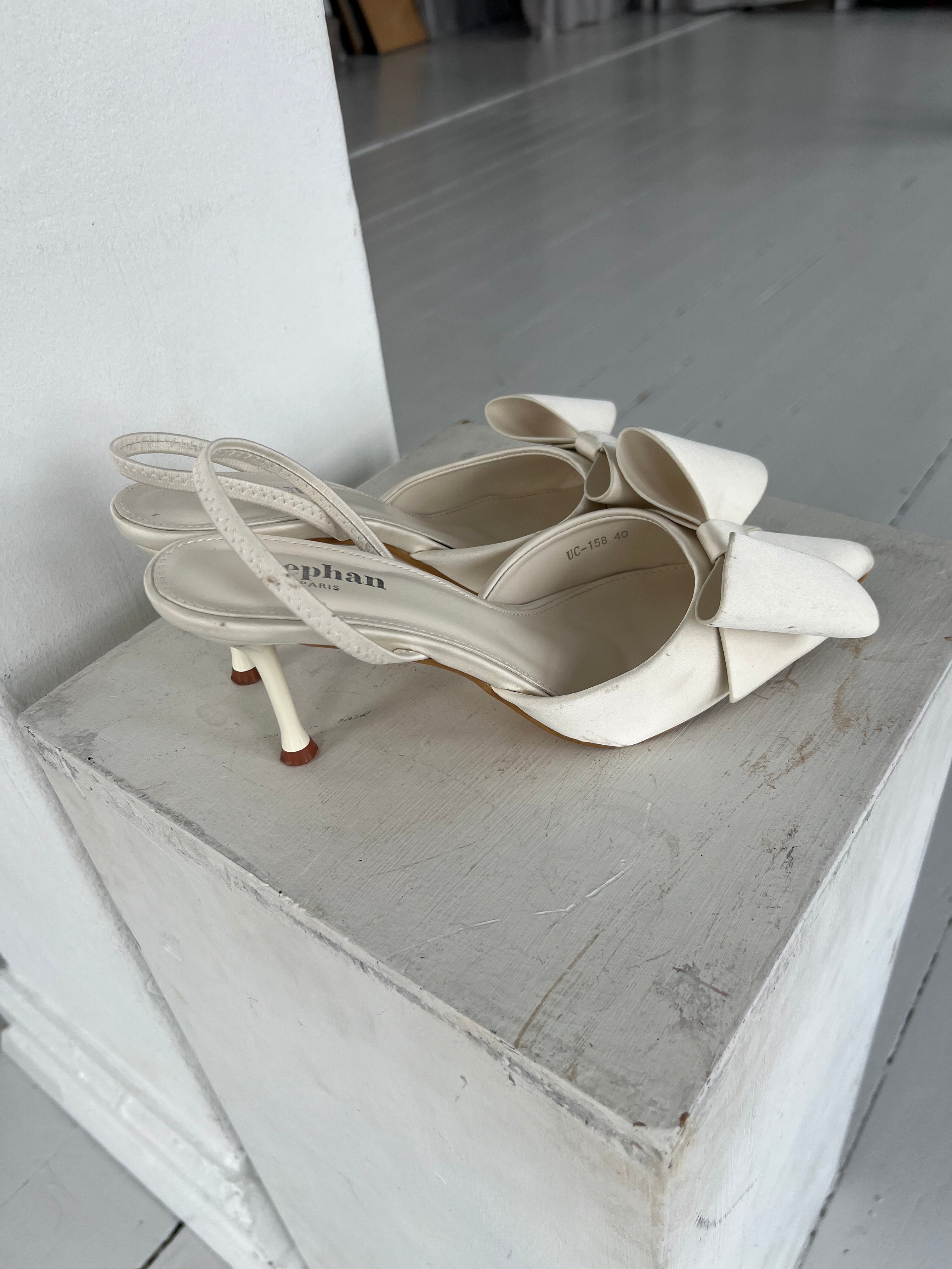 Steph white bow heel