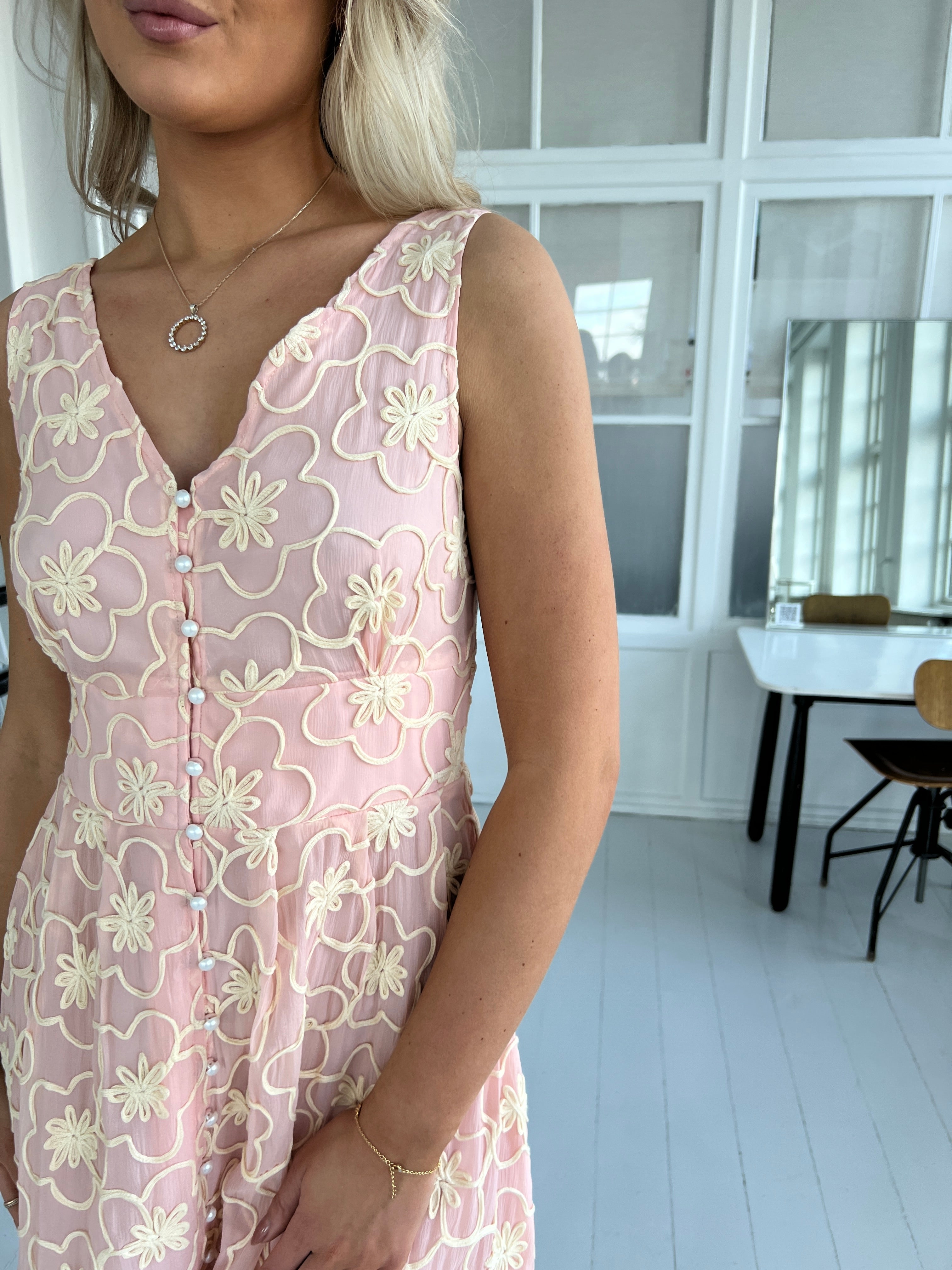 Elli White rosa oppen back dress