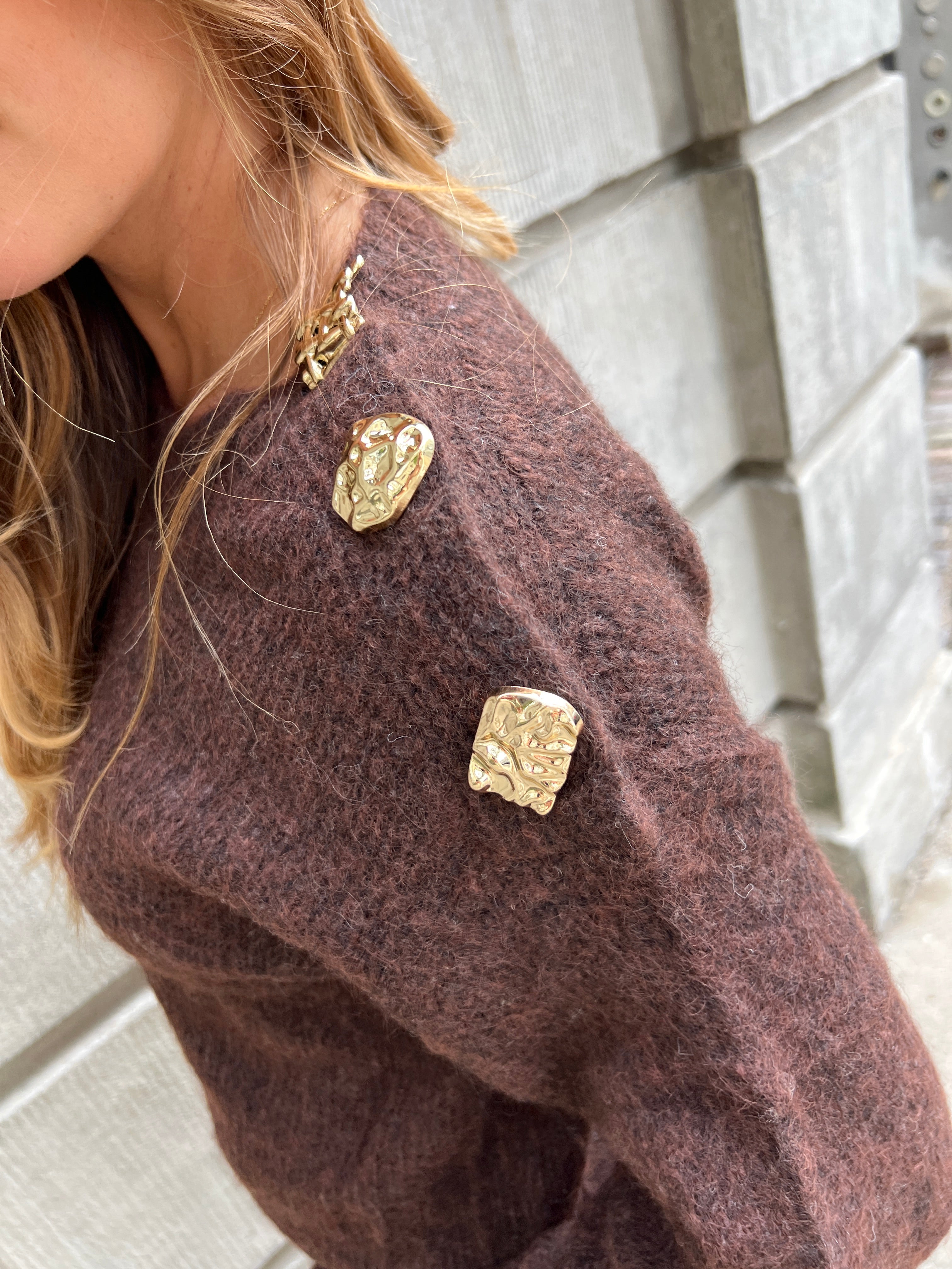 Model i Azaka Dark Brown knit fra webshoppen Aaberg Copenhagen