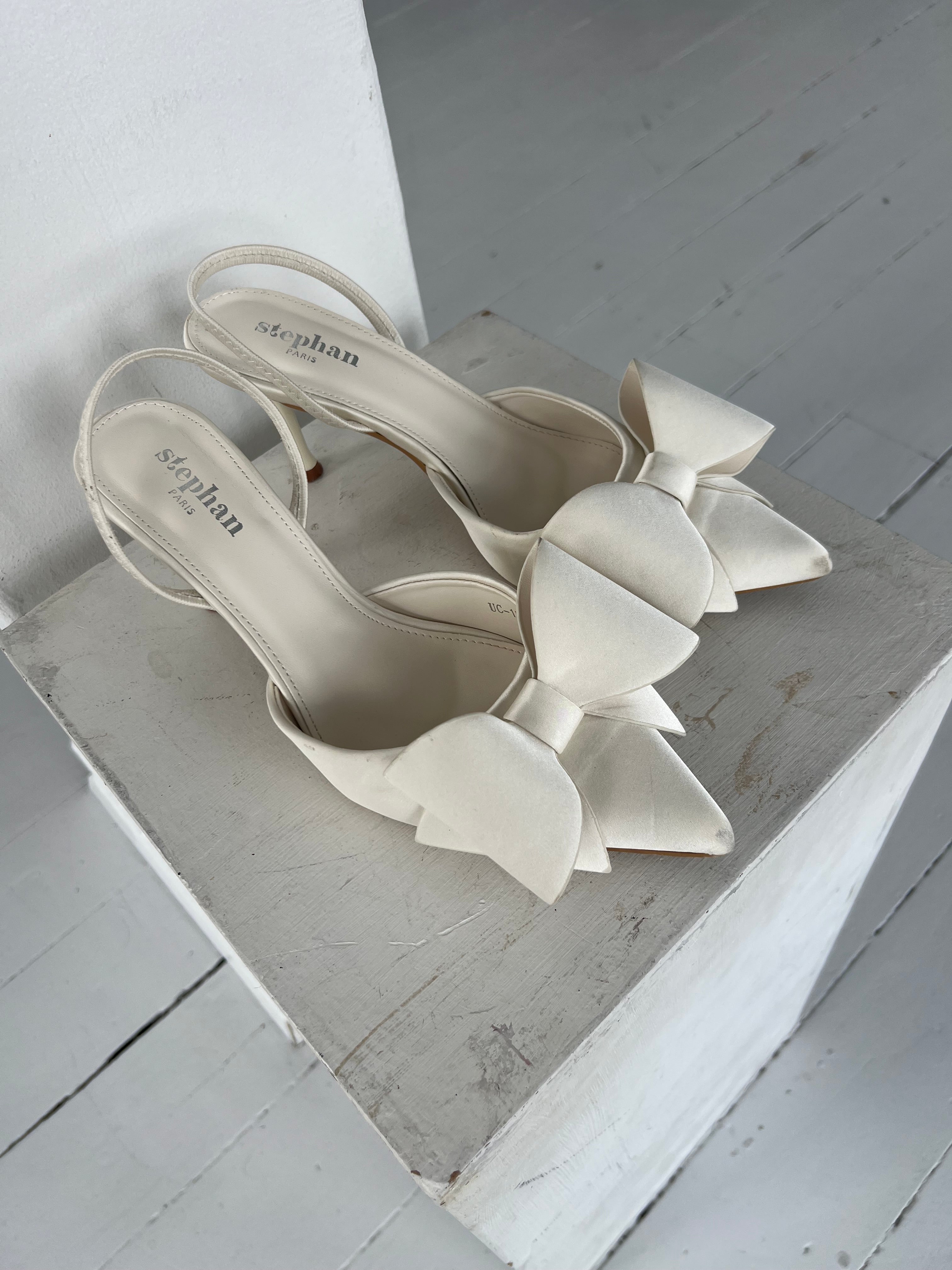 Steph white bow heel