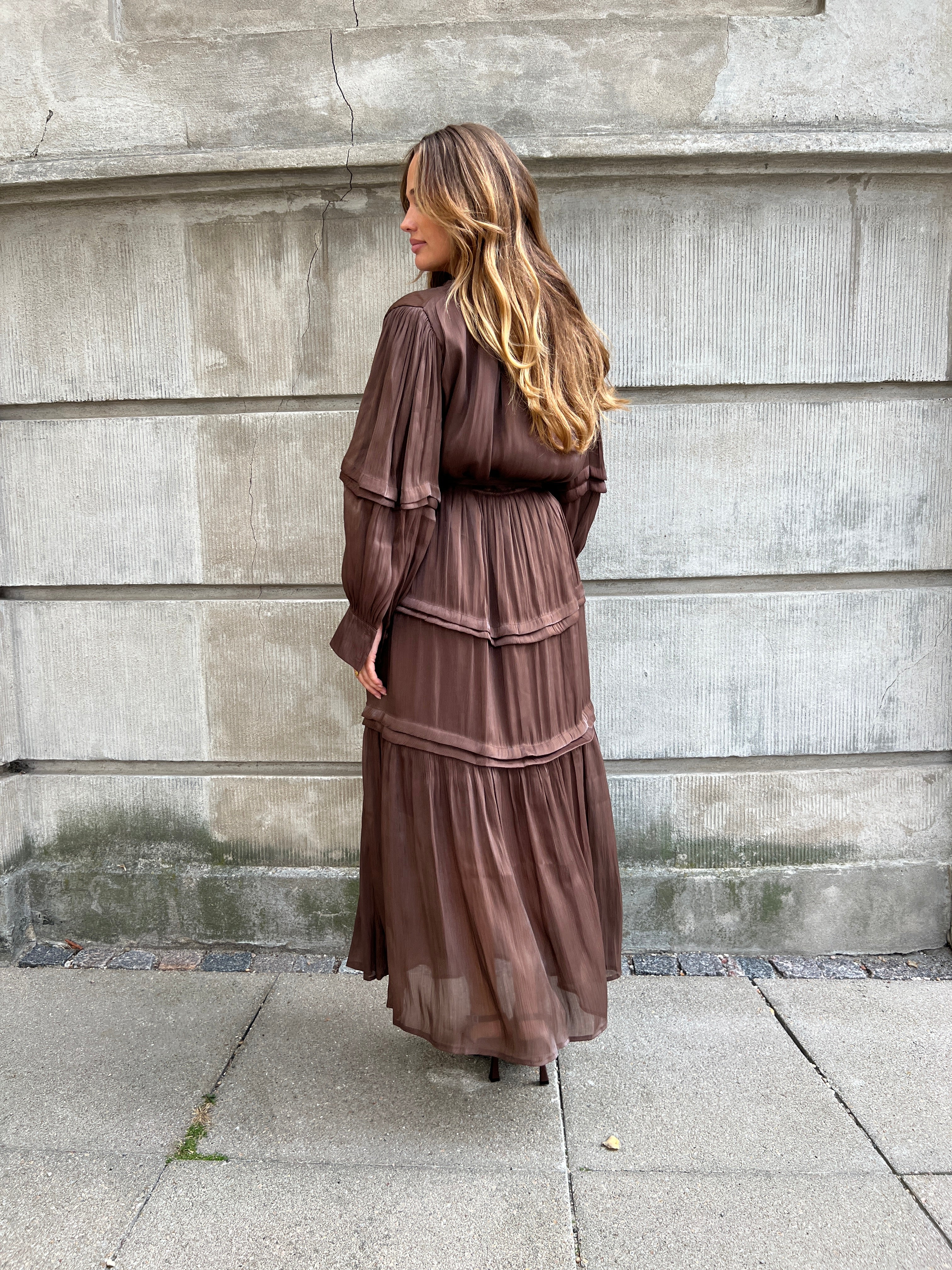 Model i Flam choko satin dress fra webshoppen Aaberg Copenhagen
