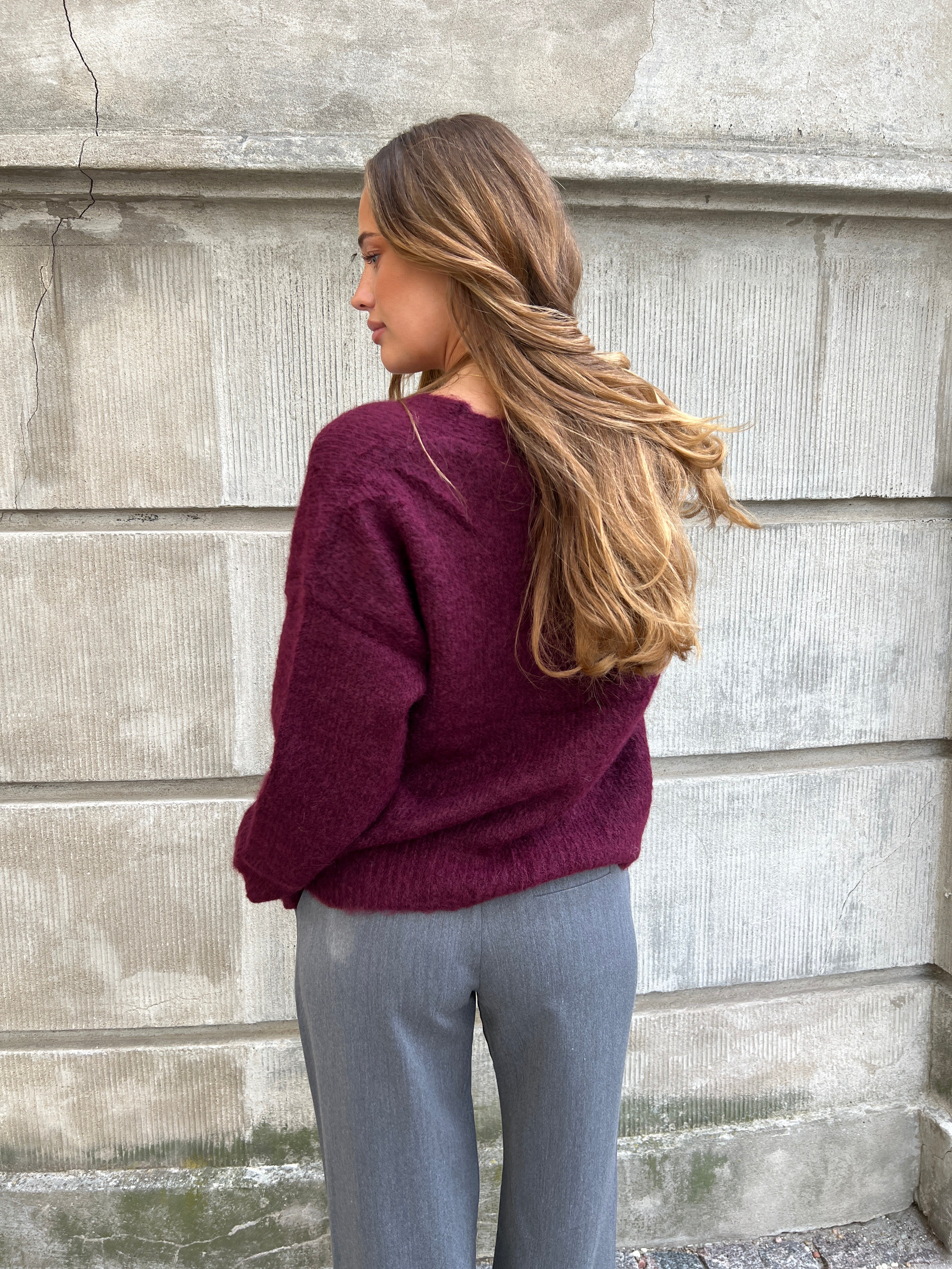 Model i Azaka bordeaux cardigan fra webshoppen Aaberg Copenhagen
