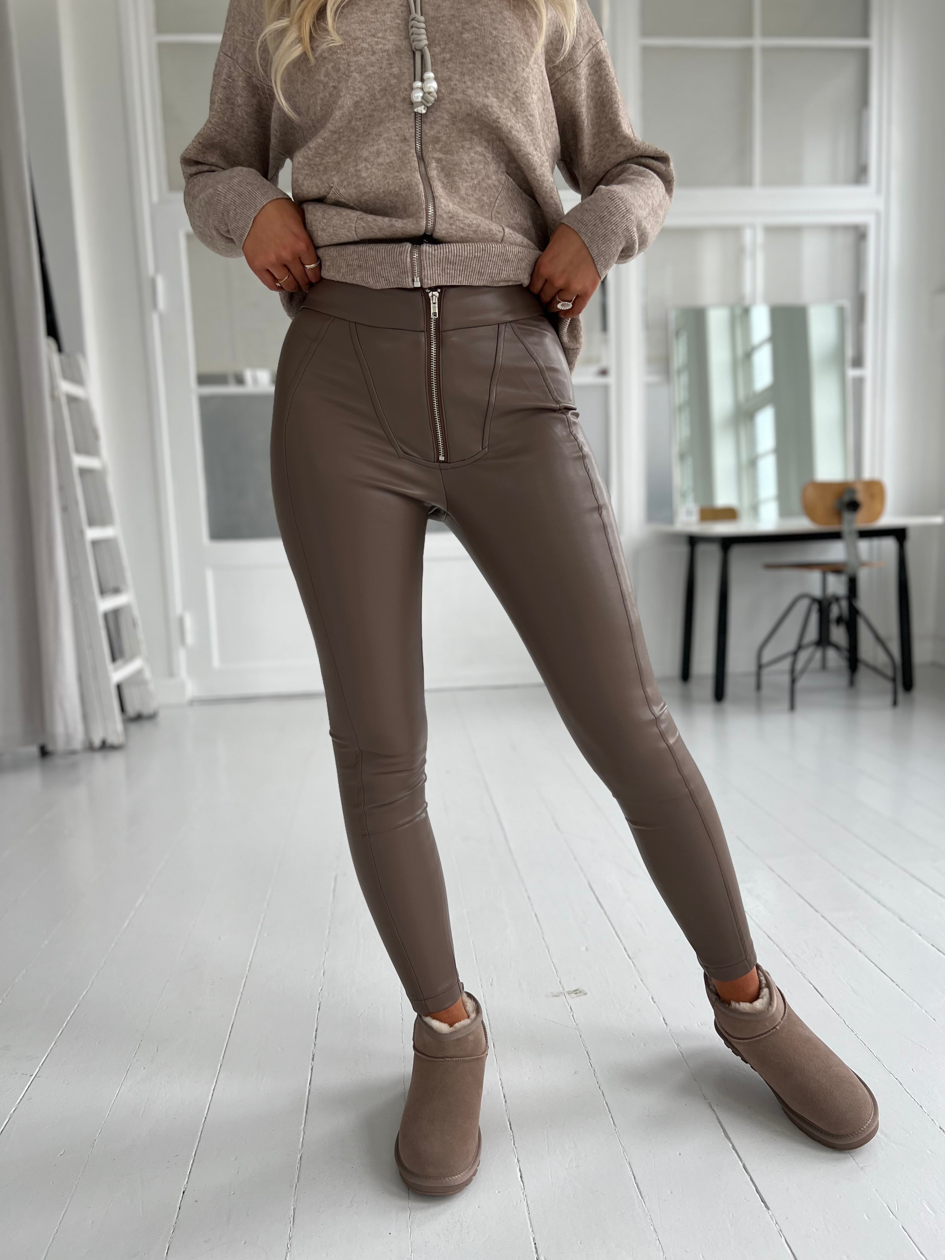 Its May taupe pants (9530) Viser lynlås detalje foran - Fra webshoppen Aaberg Copenhagen