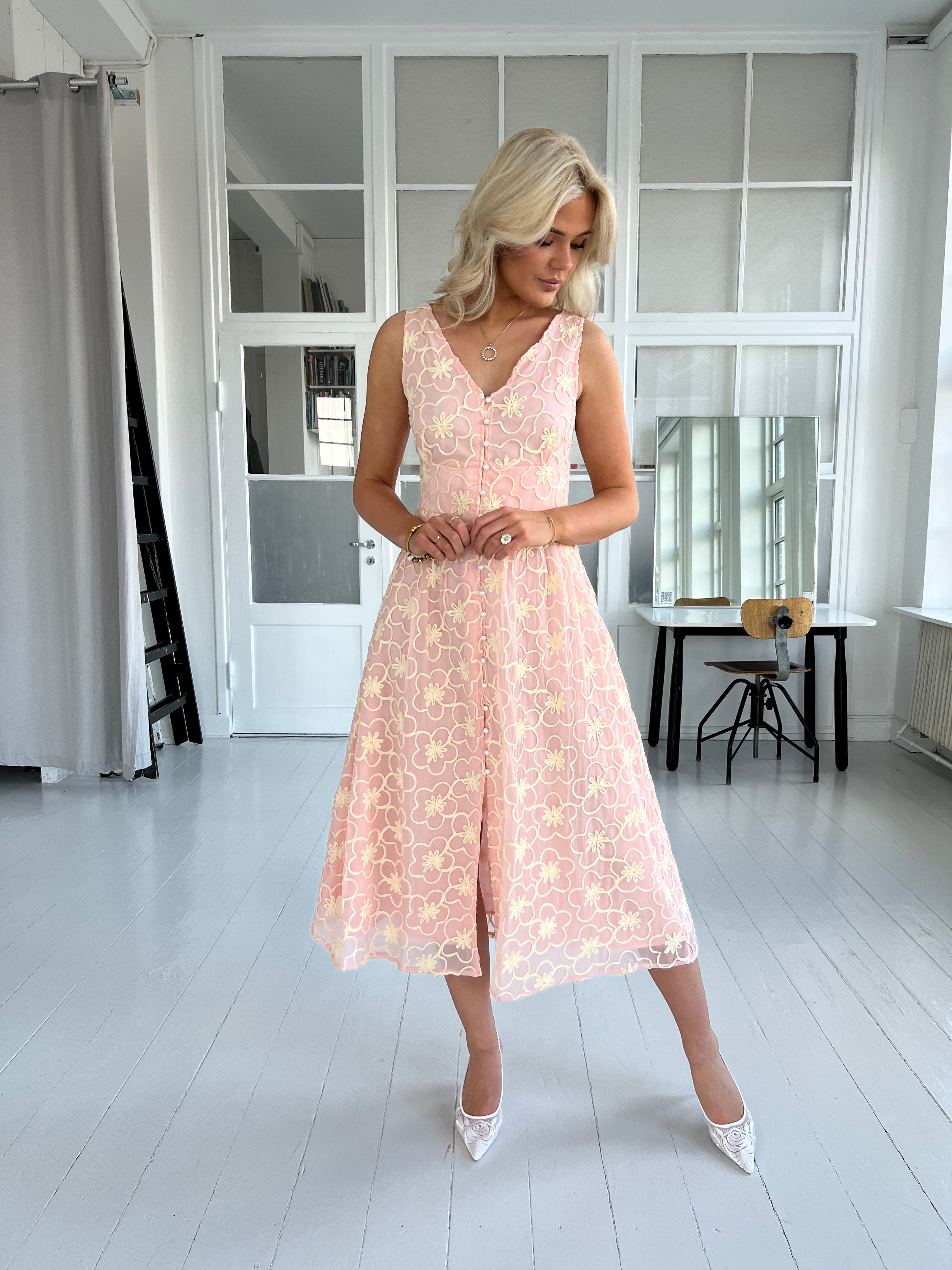 Elli White rosa oppen back dress