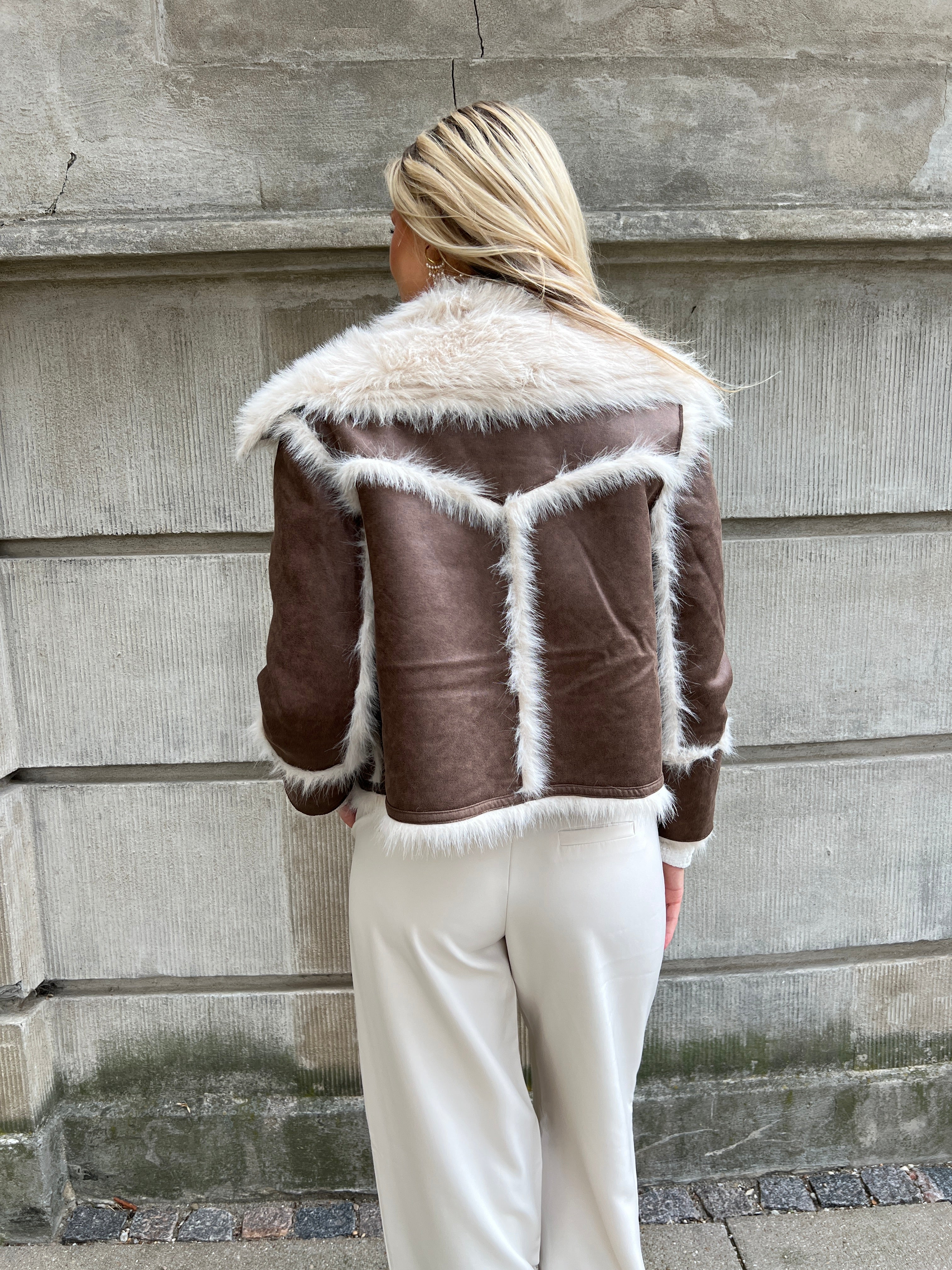 Model i Azaka brown fake fur jacket fra webshoppen Aaberg Copenhagen