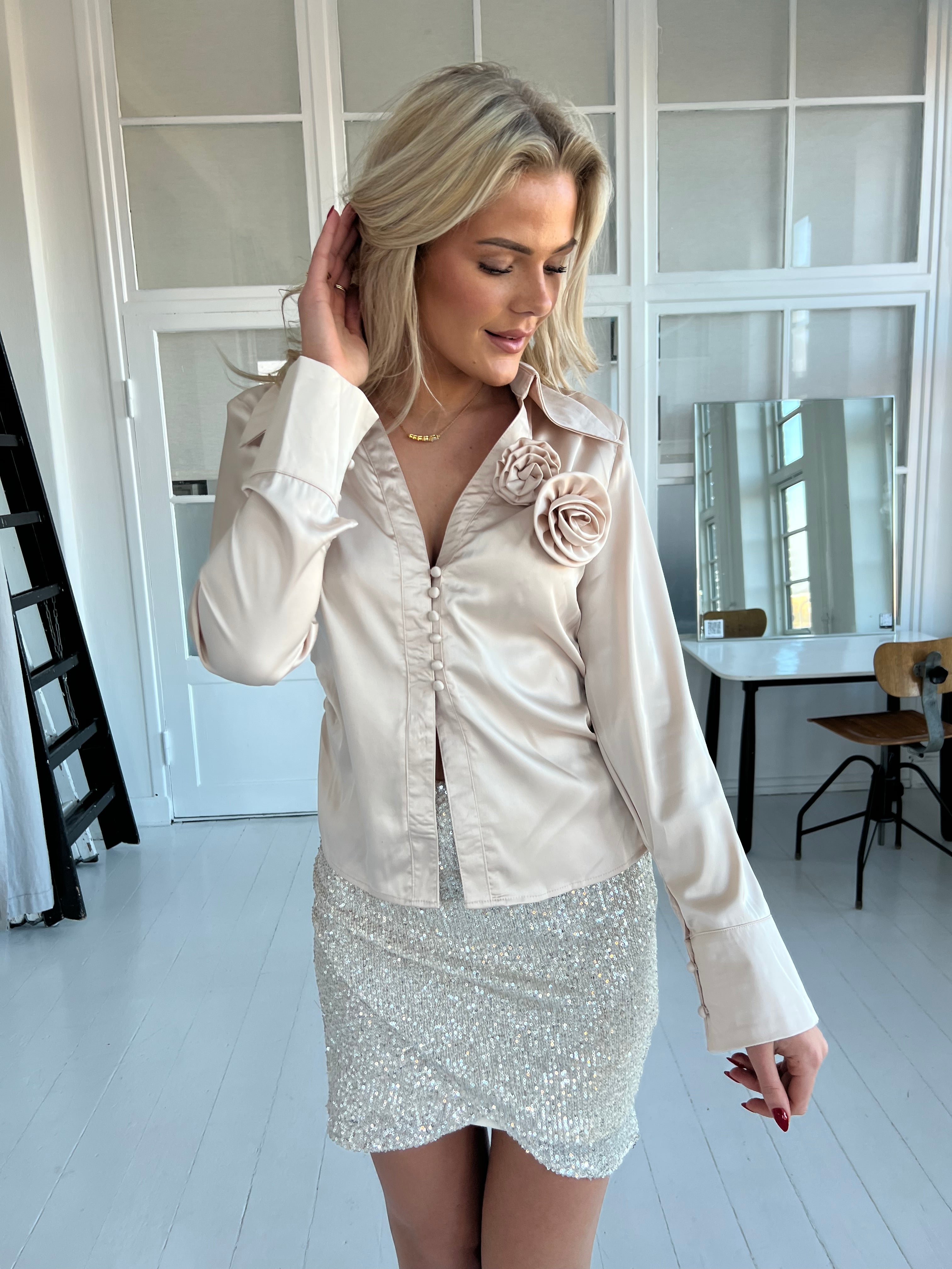 Azaka beige blouse (4401) fra webshoppen Aaberg Copenhagen