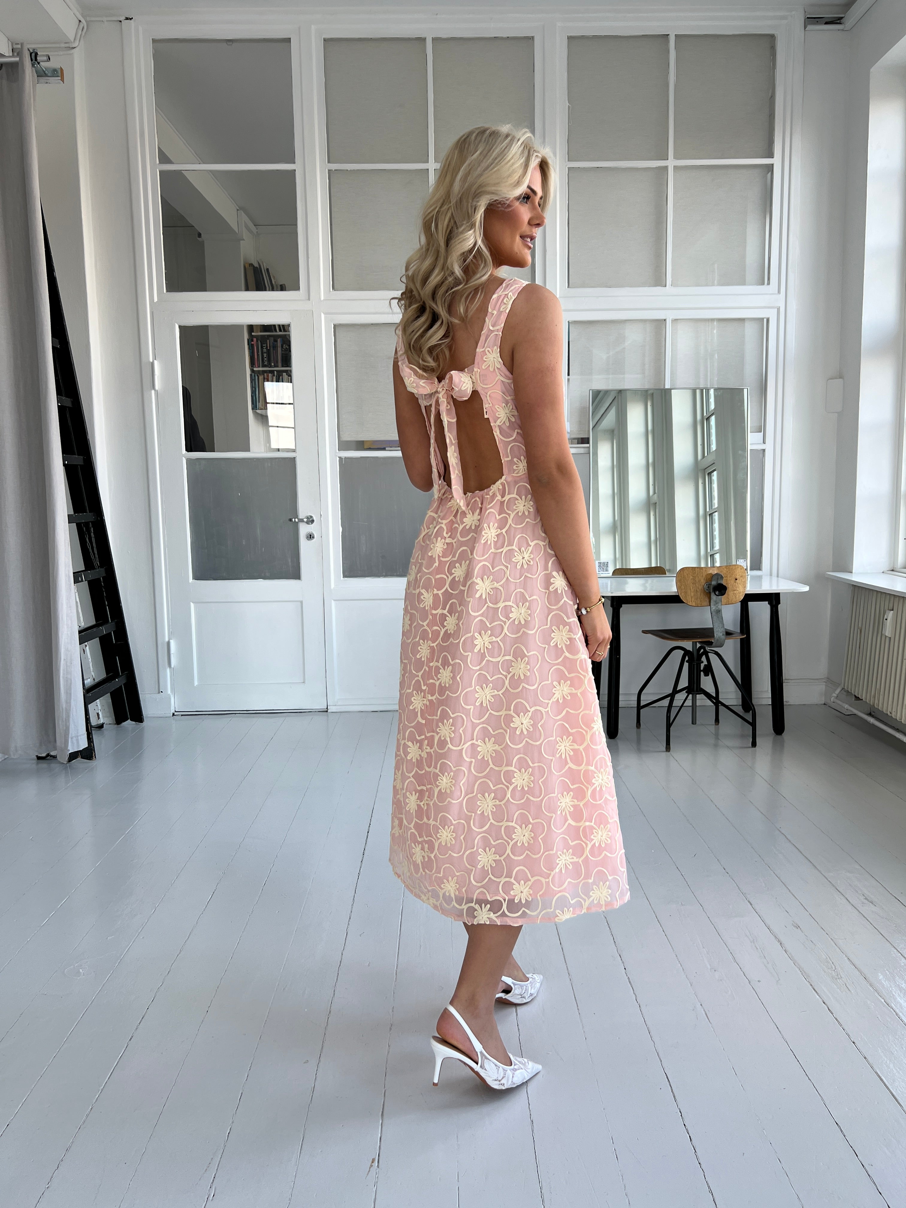 Elli White rosa oppen back dress