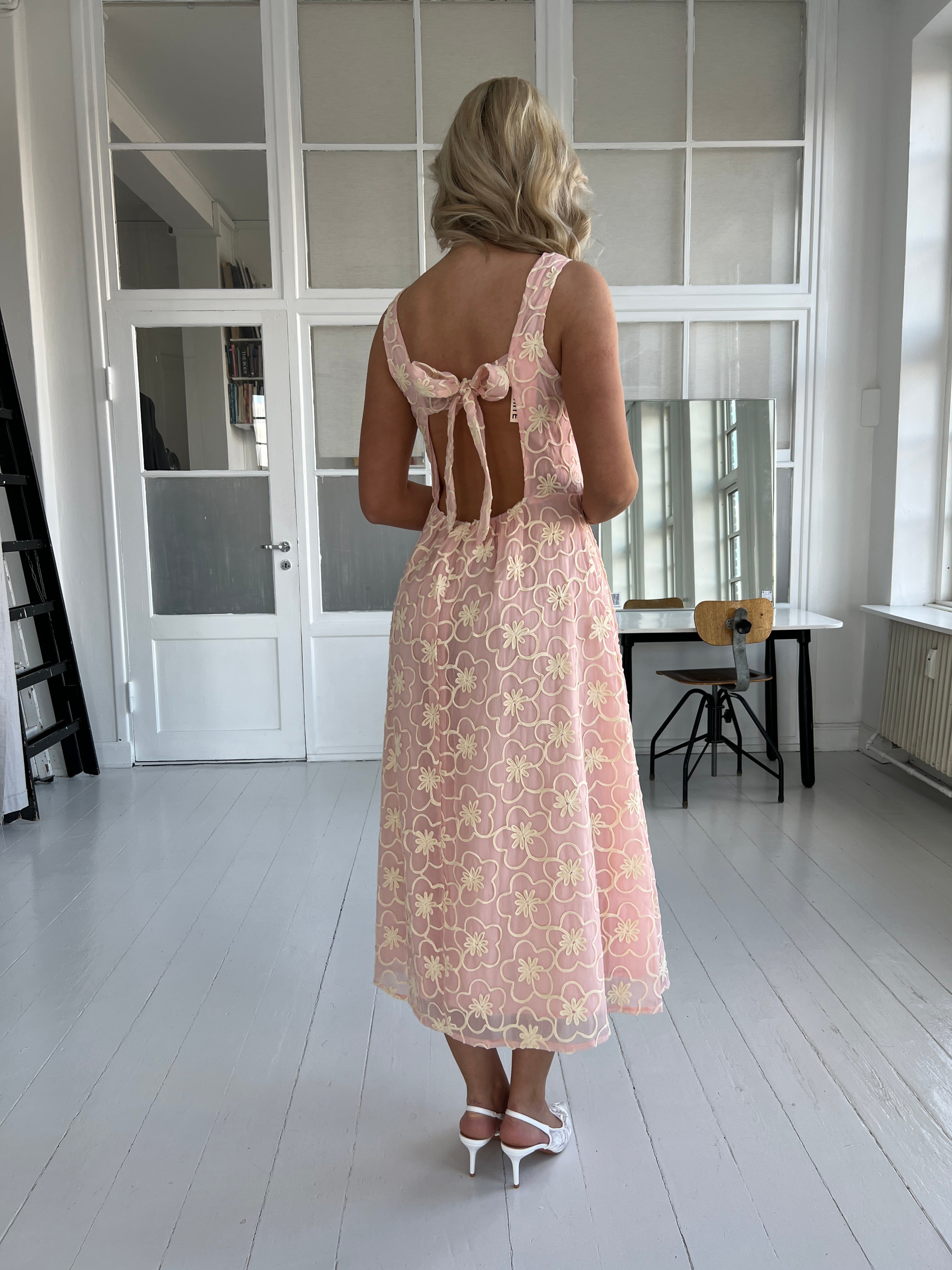Elli White rosa oppen back dress