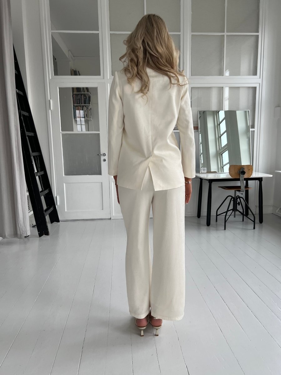 Elli White creme satin blazer - Aaberg DK