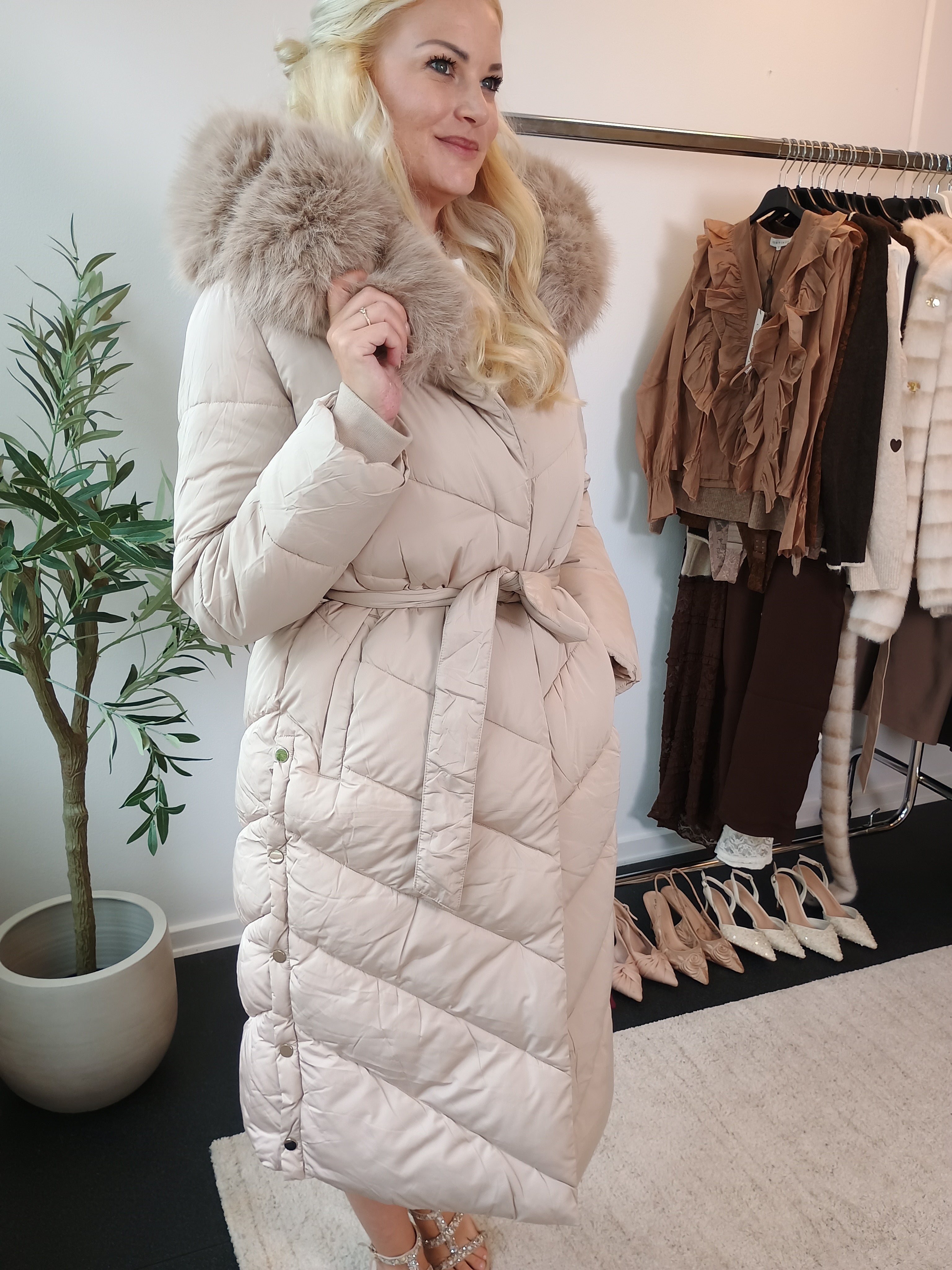 Flam puffer long coat Khaki fra webshoppen Aaberg Copenhagen