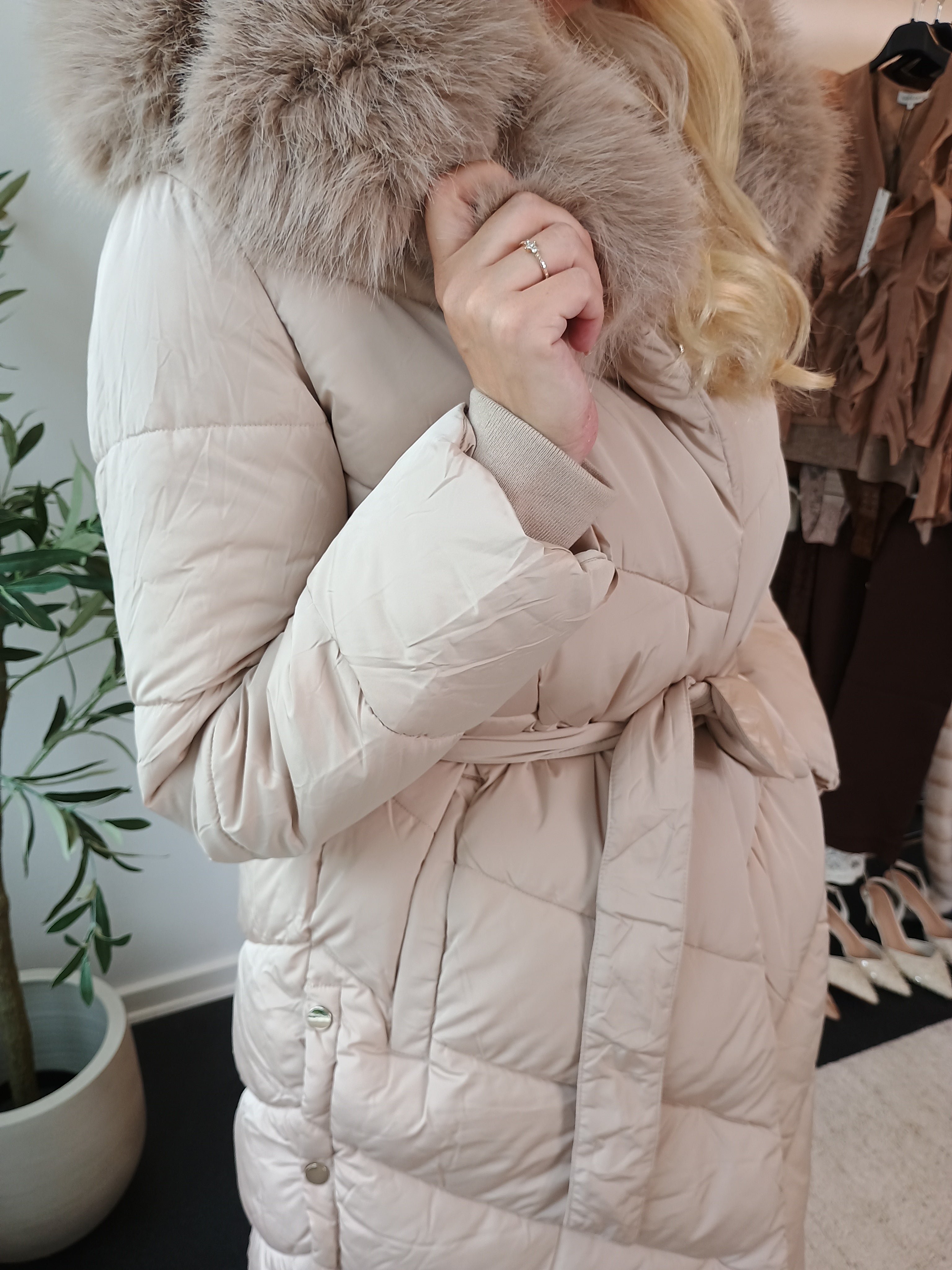 Flam puffer long coat Khaki fra webshoppen Aaberg Copenhagen