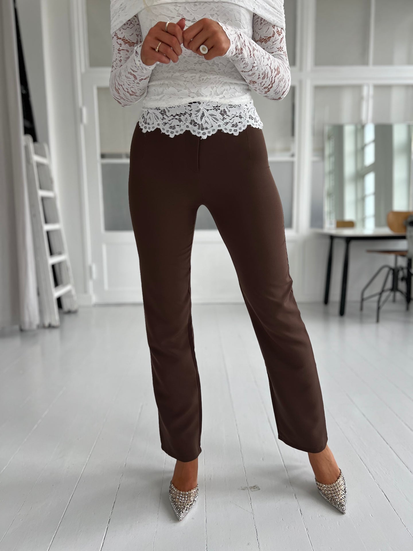 Eight paris brown pants - Set forfra stylet med eleganet sko - fra webshoppen Aaberg Copenhagen