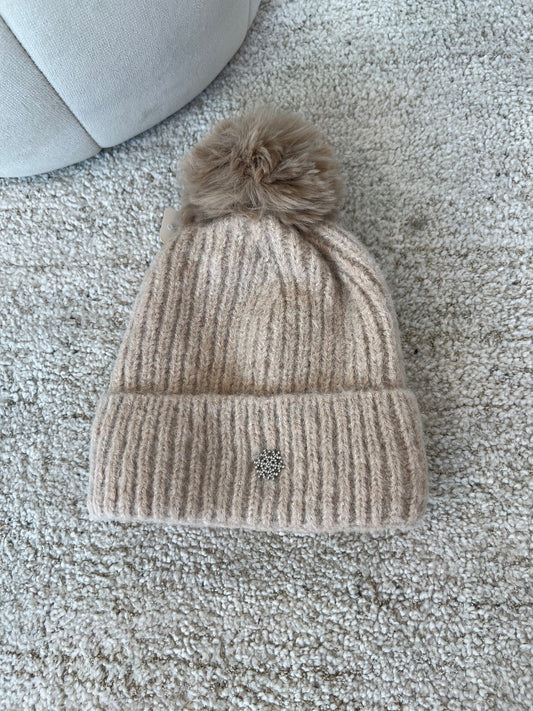 Beige pompom hat (7114) fra webshoppen Aaberg Copenhagen