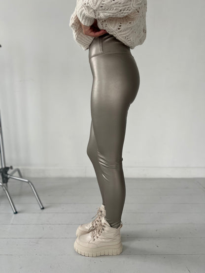 Model i Boom shiny taupe leggings (8301) fra webshoppen Aaberg Copenhagen
