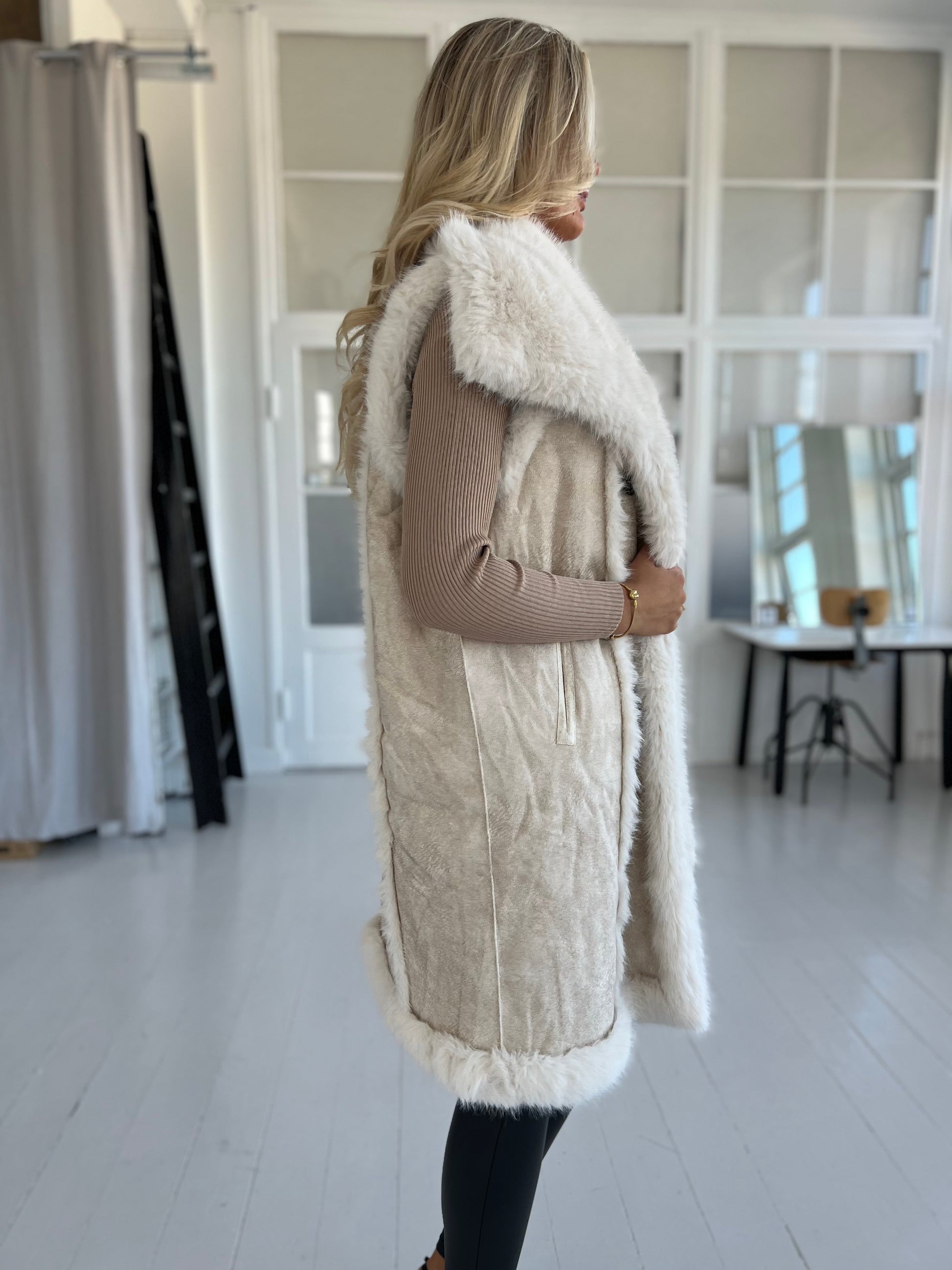 Flam beige faux fur vest fra webshoppen Aaberg Copenhagen