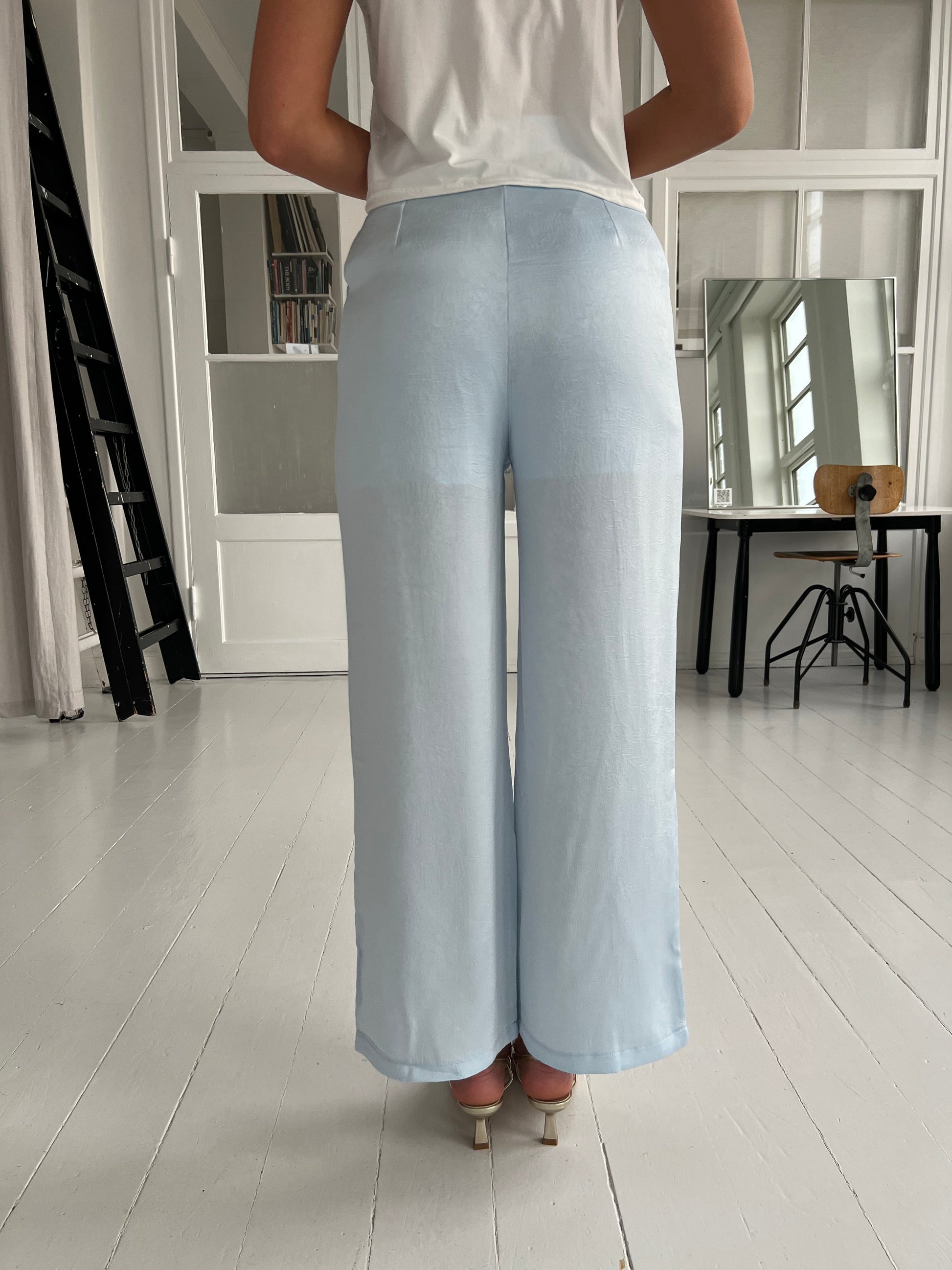 Elli White turquis satin pants (9097) fra webshoppen Aaberg Copenhagen