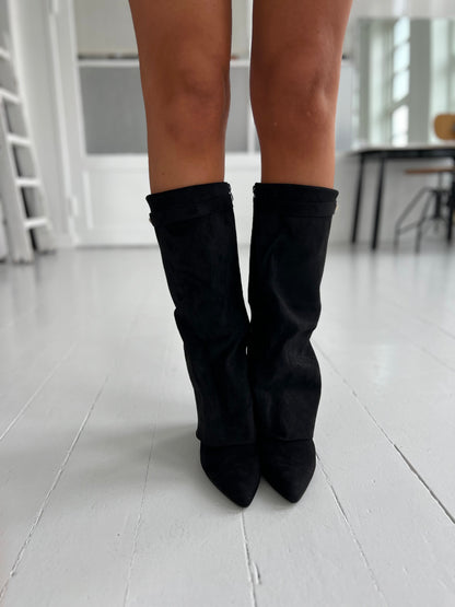 Ideal Black heel boot