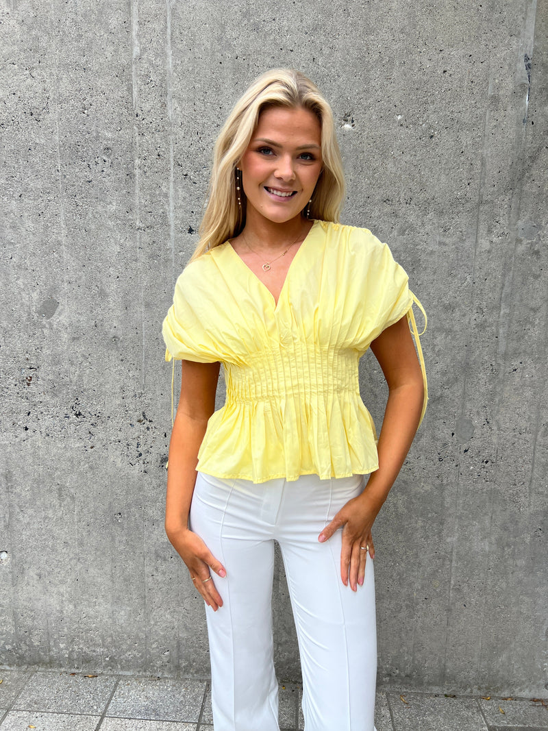 Maya yellow top fra webshoppen Aaberg Copenhagen