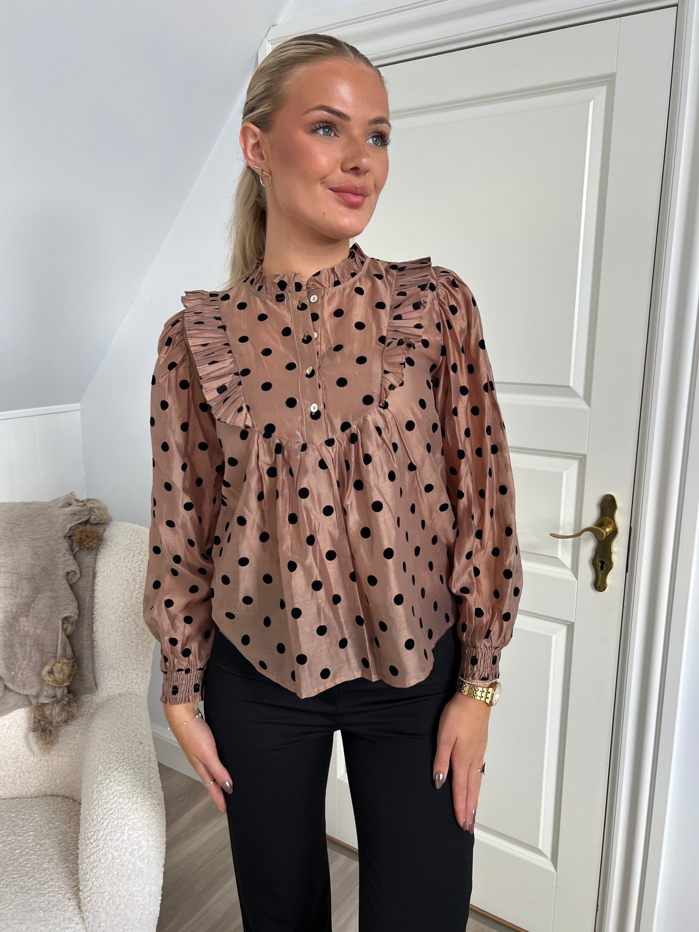 Continue Silke dot shirt Nougat - Åberg Copenhagen 