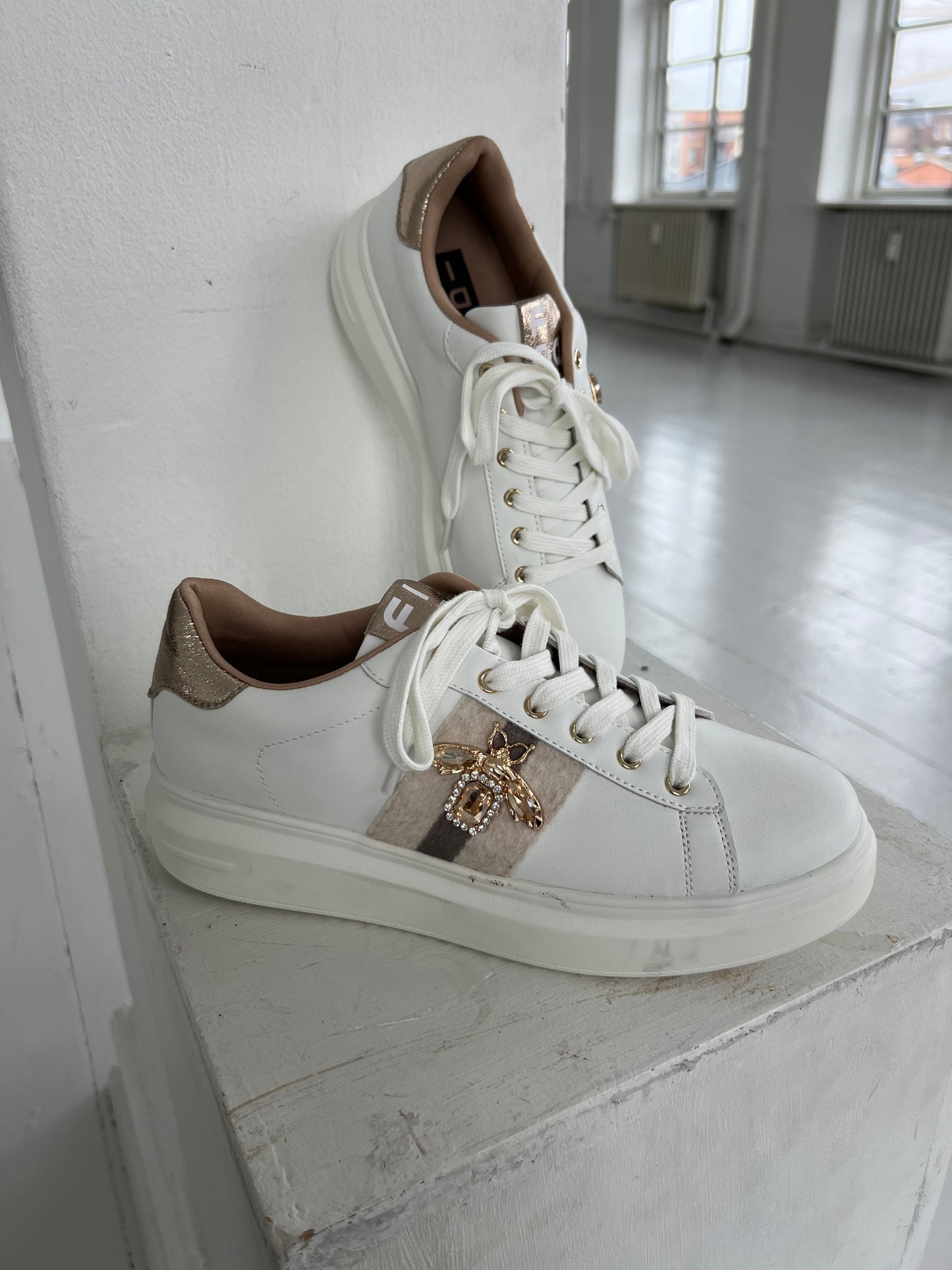 Covana white bee sneakers