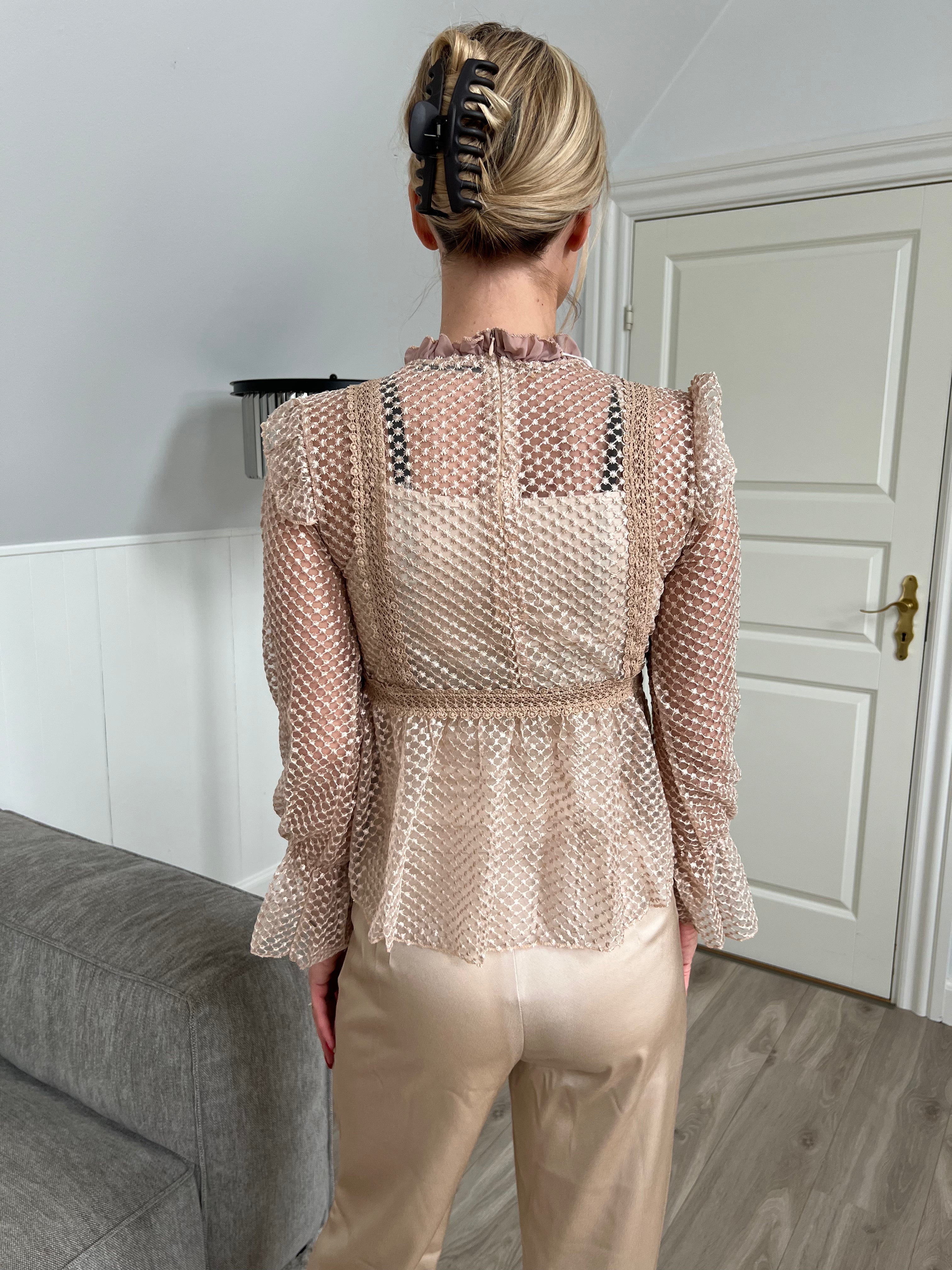 Model i May champagne blondebluse (176) fra webshoppen Aaberg Copenhagen