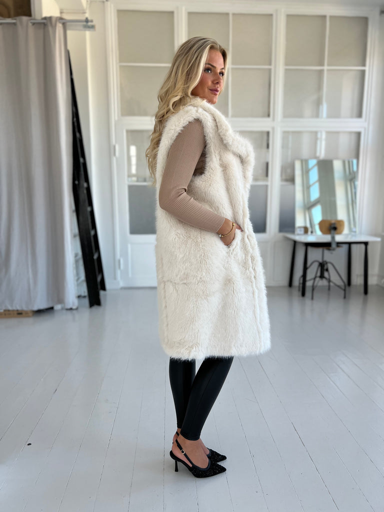 Flam beige faux fur vest fra webshoppen Aaberg Copenhagen