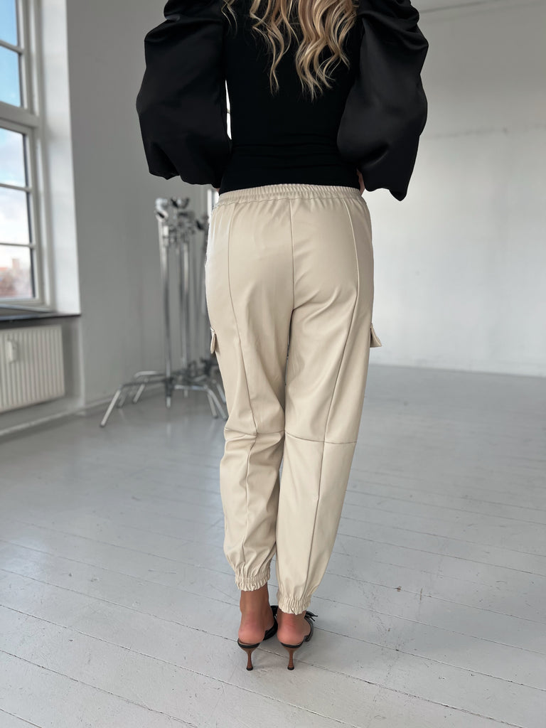 Copperose beige P.U. bukser fra webshoppen Aaberg Copenhagen