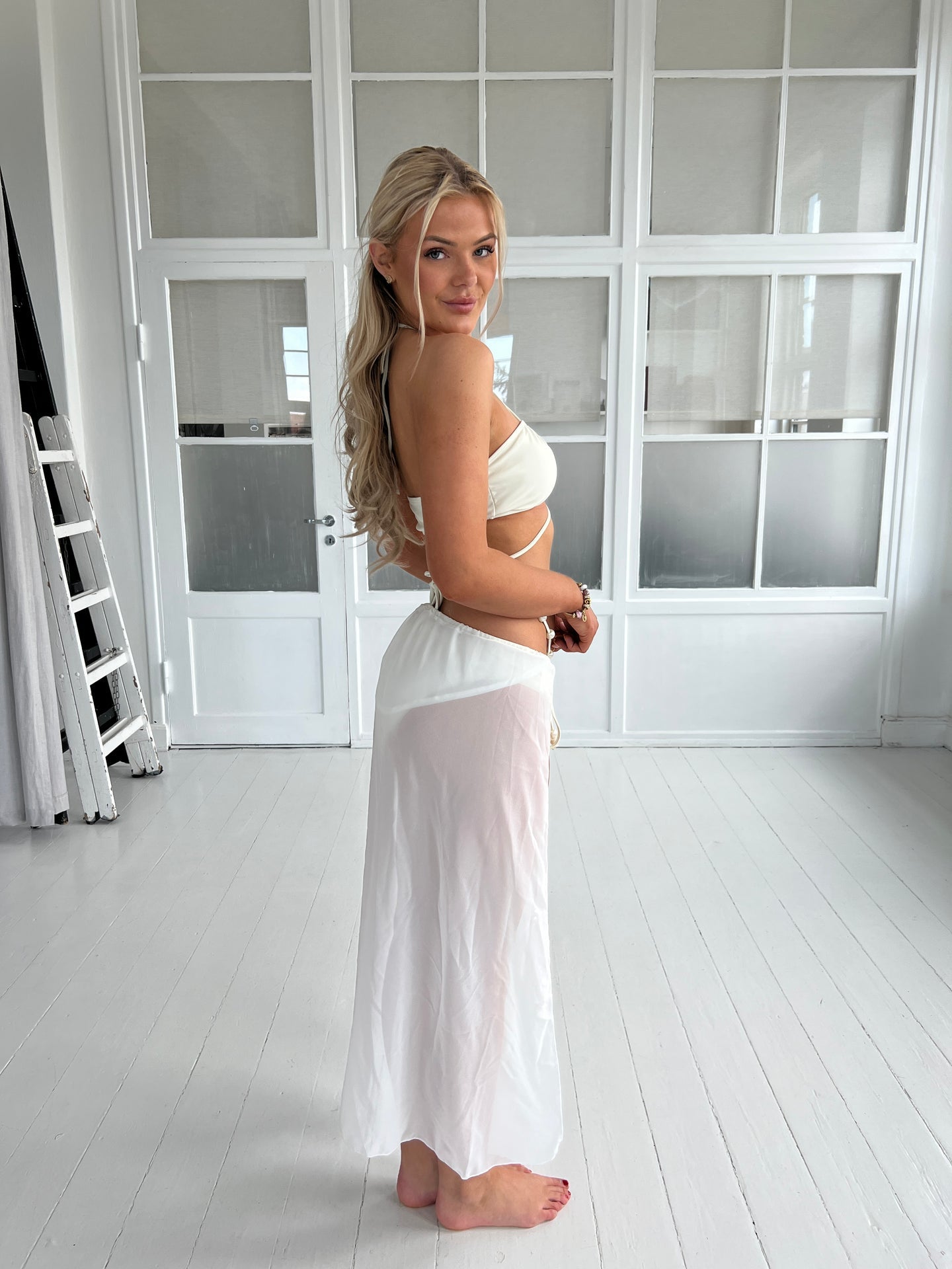 Binde bikini i creme farve med snører og perler - Åberg Copenhagen