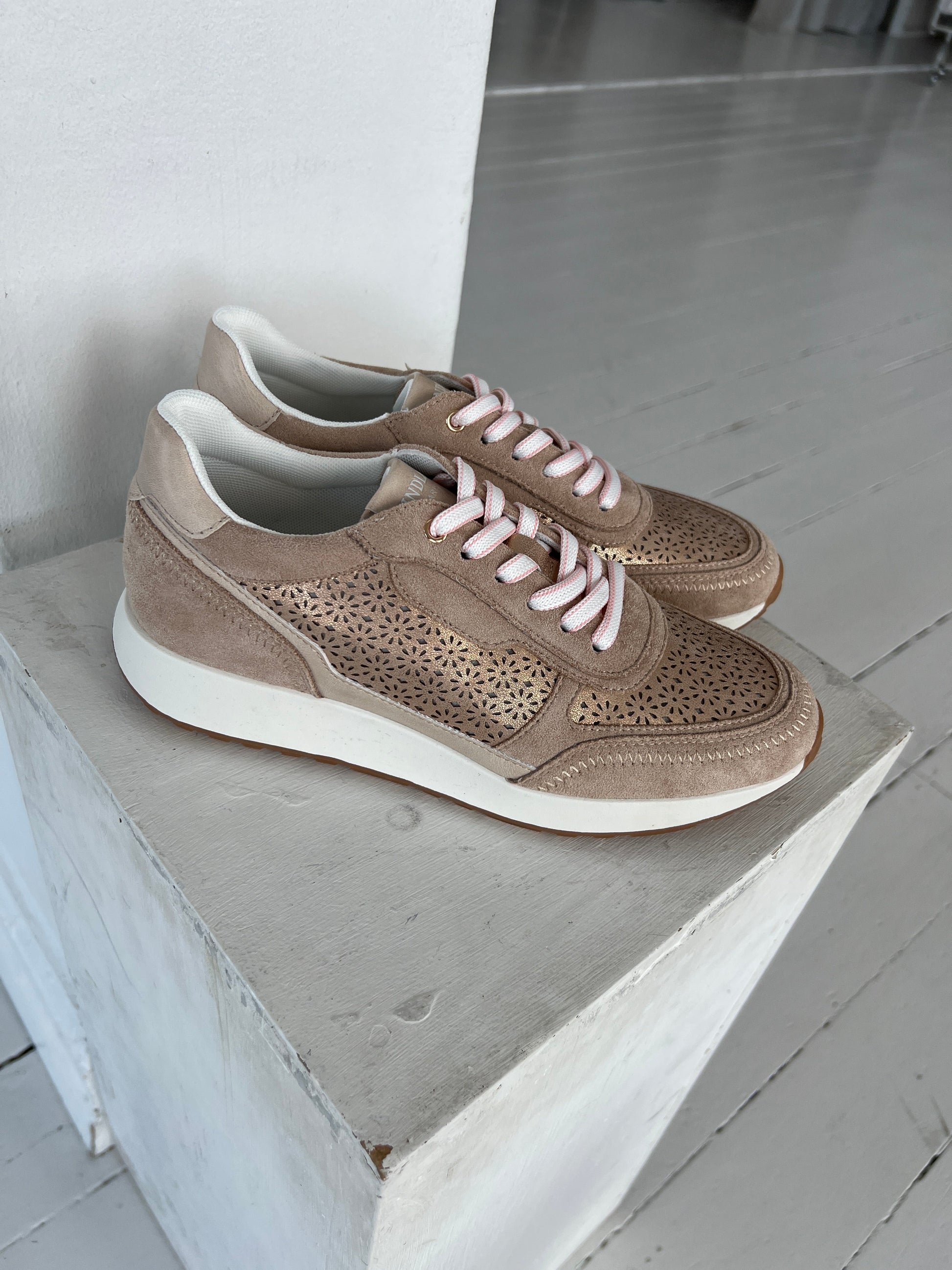 Covana taupe sneakers fra webshoppen Aaberg Copenhagen