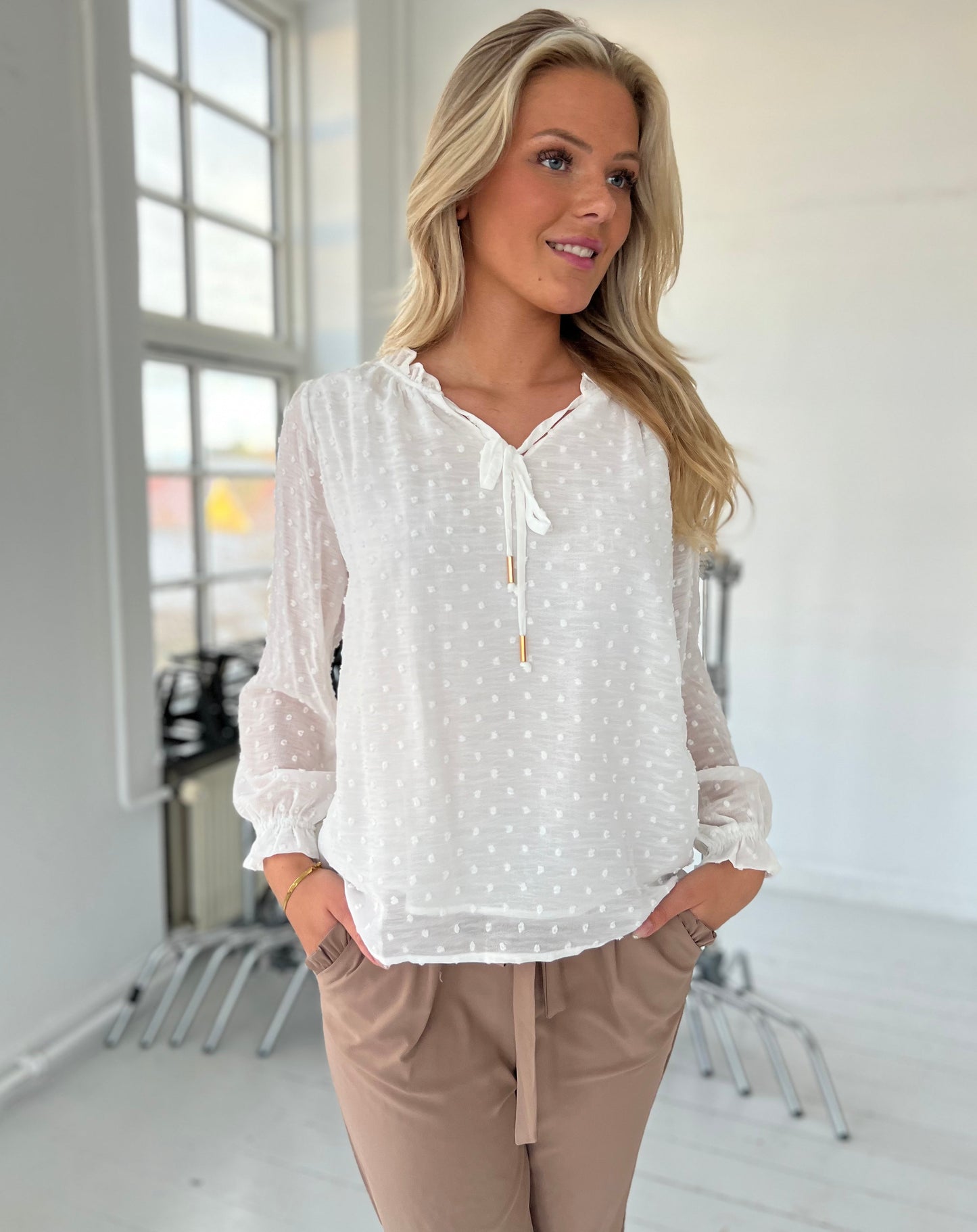 Model i Emma og Ella hvid bluse (3058) fra webshoppen Aaberg Copenhagen