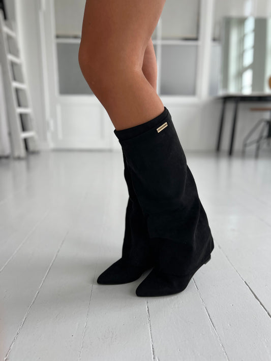 Ideal Black heel boot