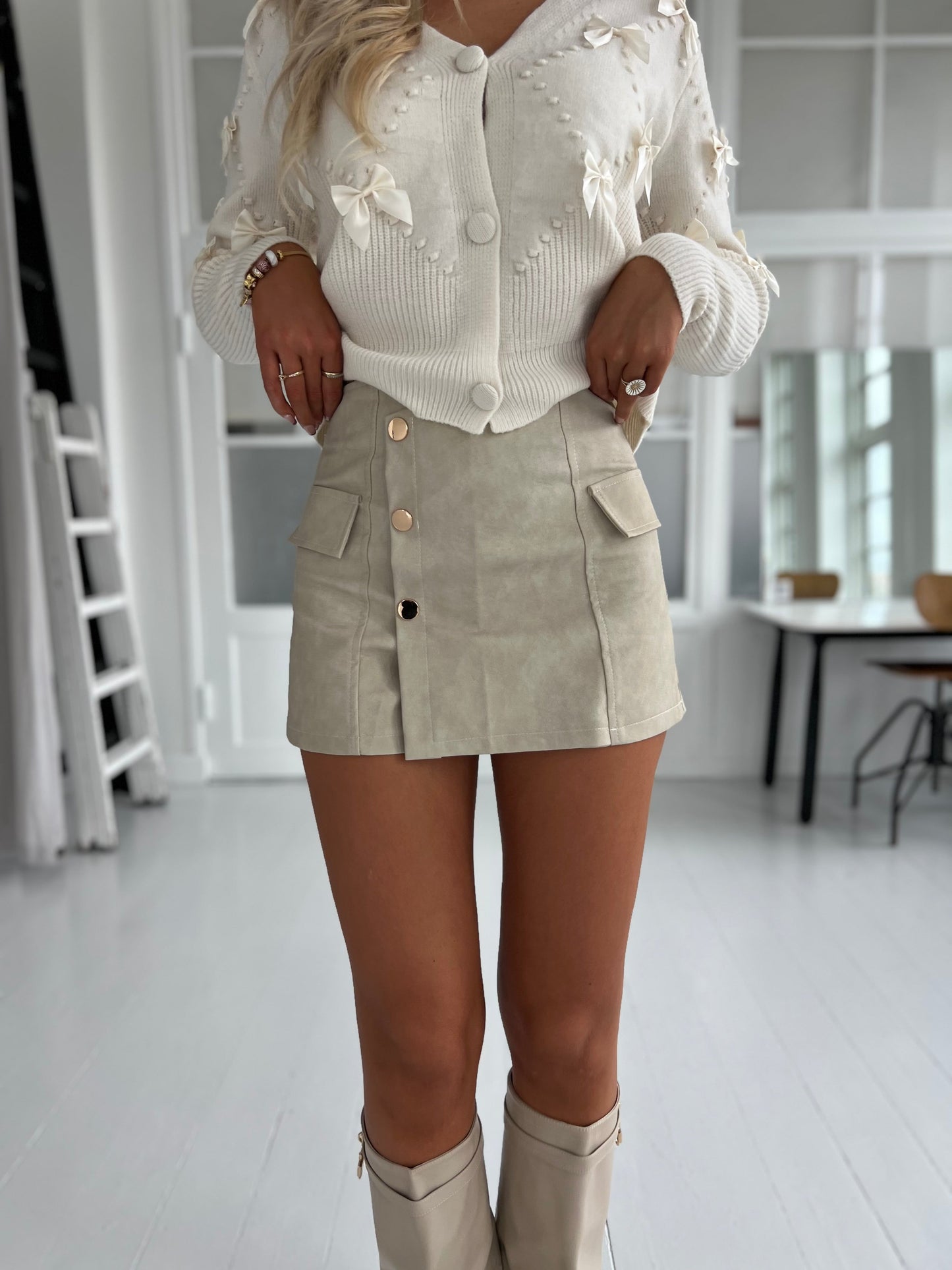 Azaka beige shorts (8881)