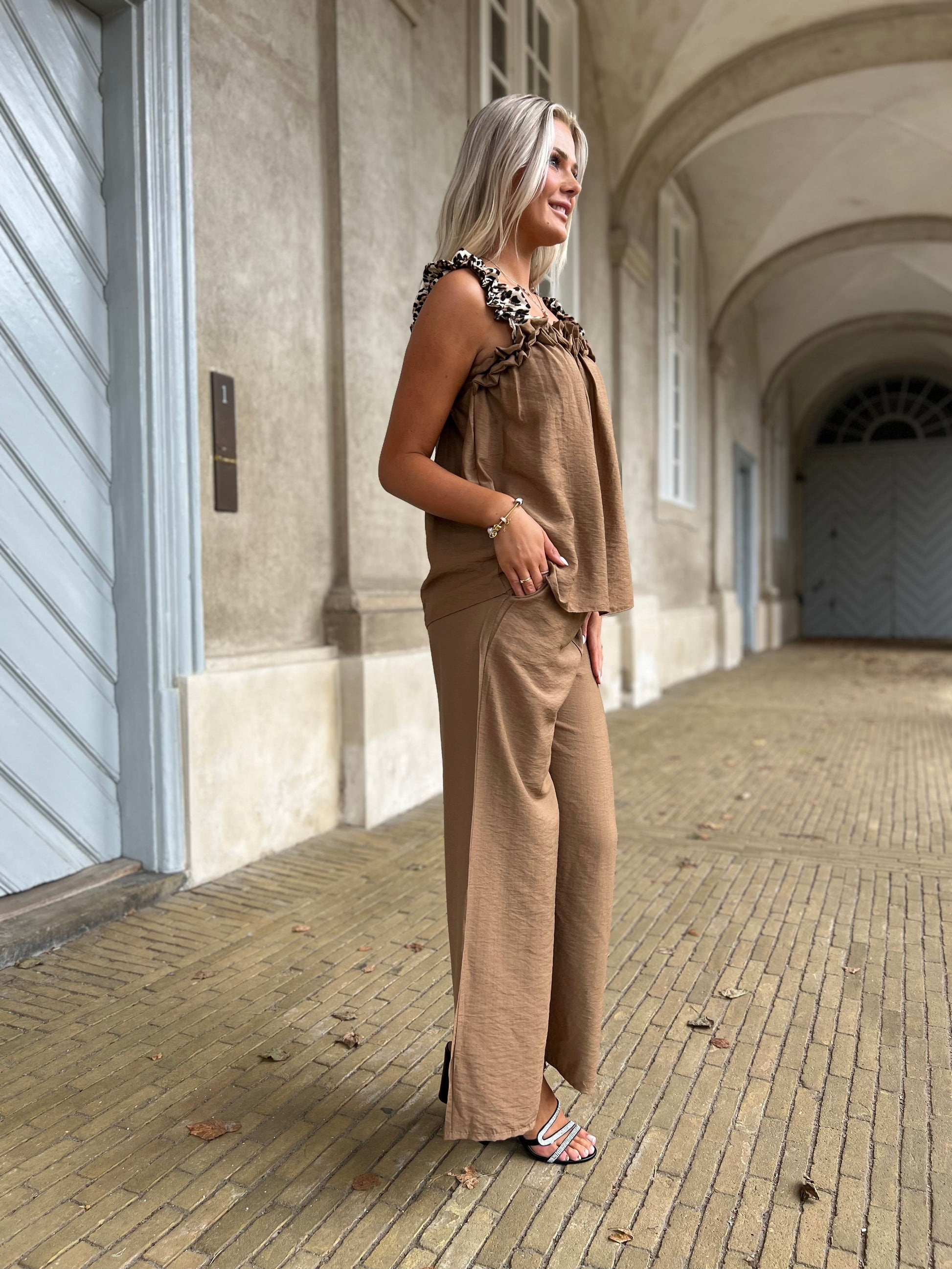 Syma camel top and pants set (1903)-Sæt, bukser, bluse, bluser-Åberg CPH-Onesize-Åberg Copenhagen DK