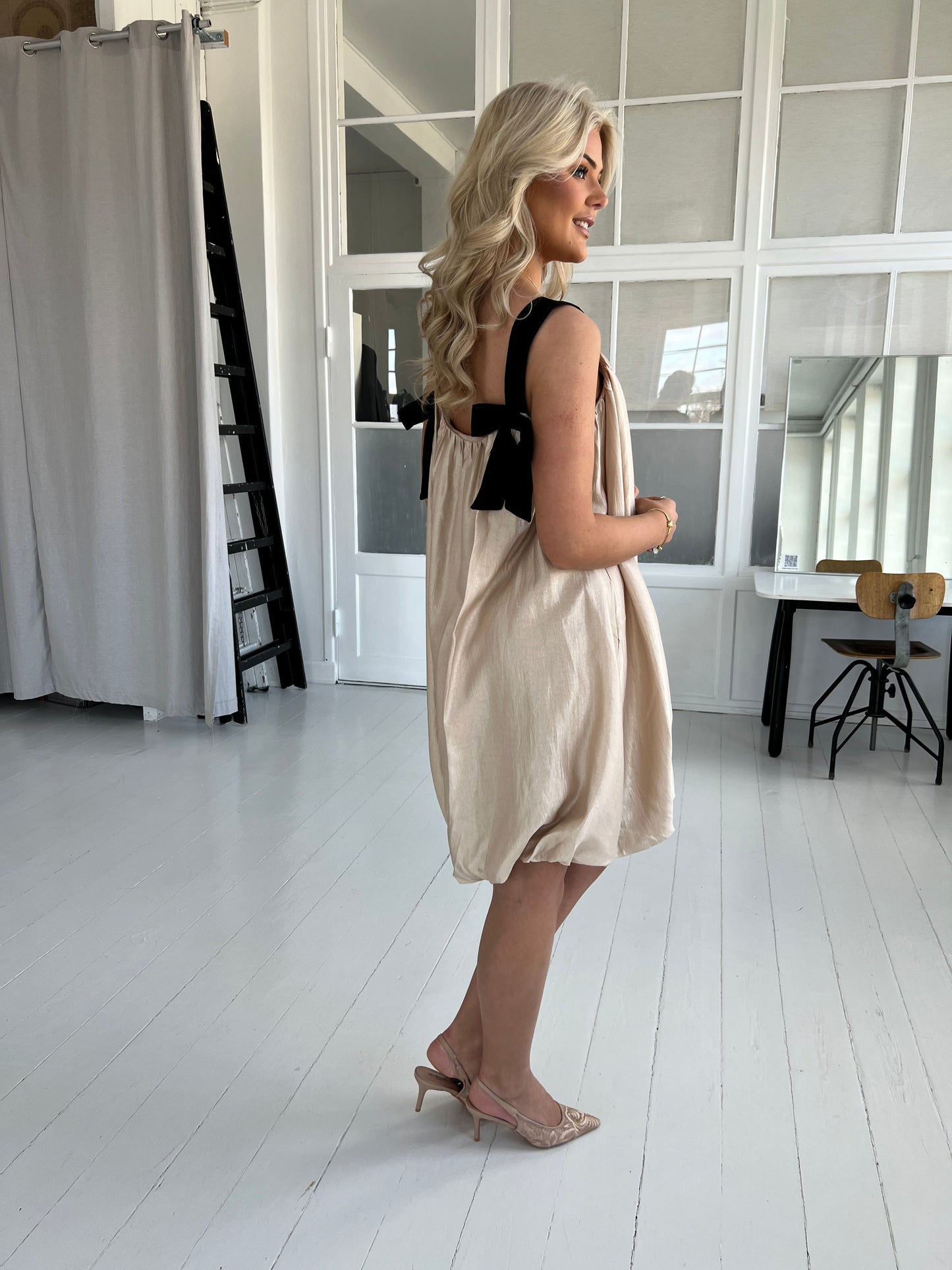 Elli White gylden dress