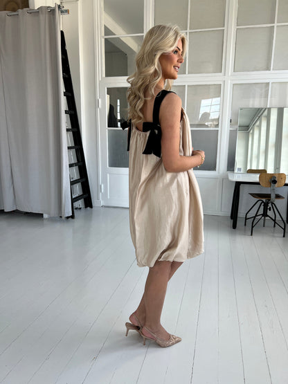 Elli White gylden dress