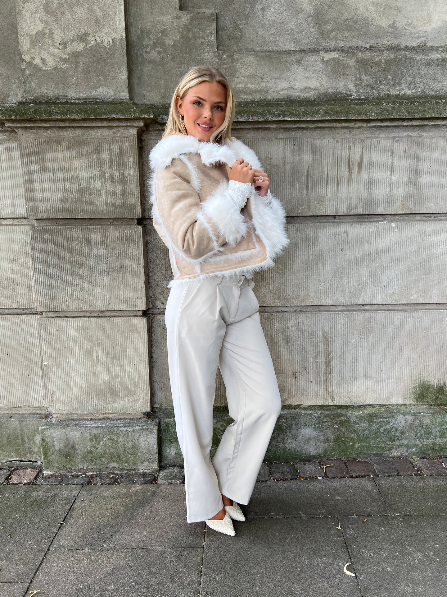 Model i Azaka beige fake fur jacket fra webshoppen Aaberg Copenhagen
