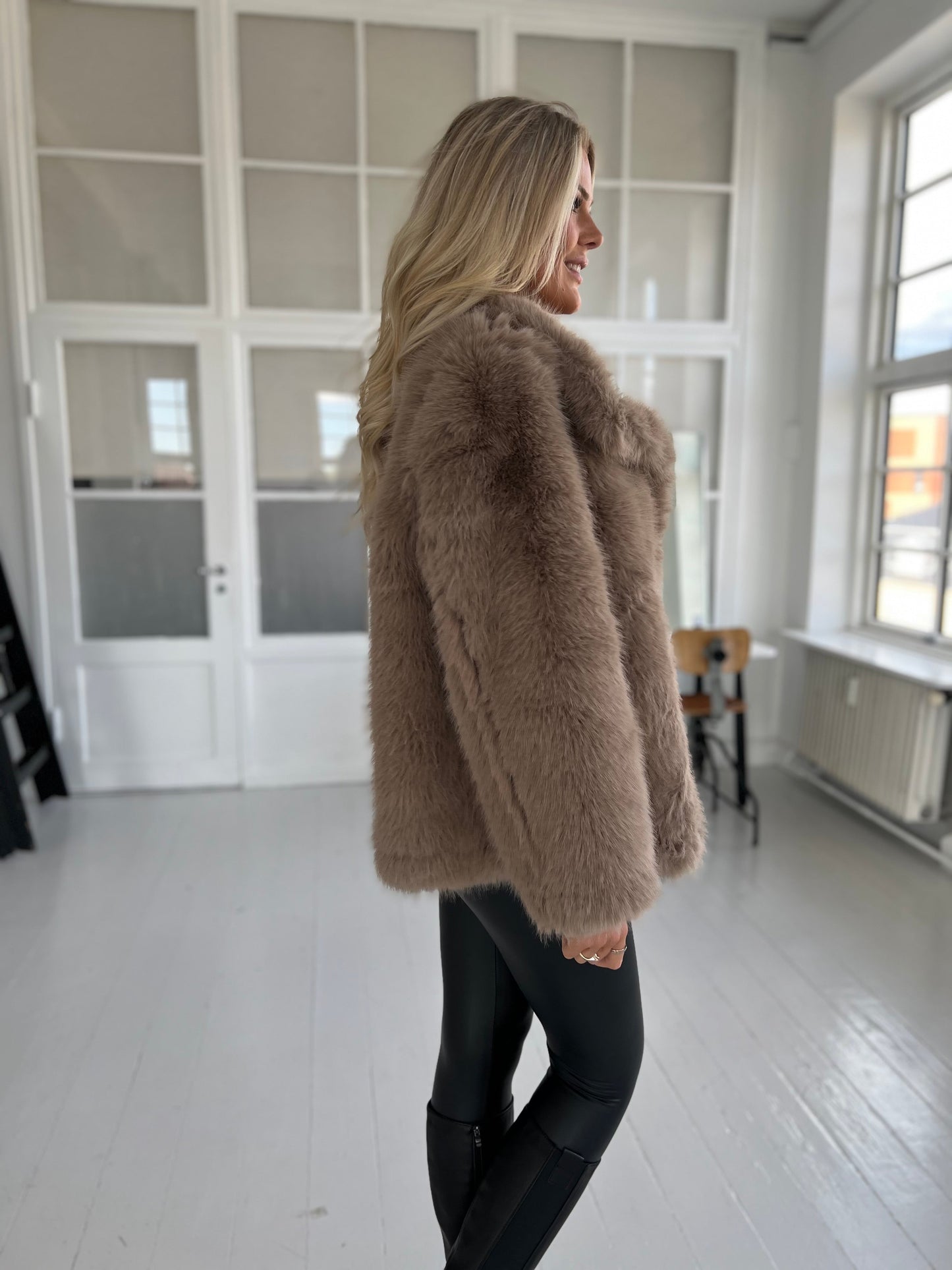 Flam taupe faux fur jakke (2213)-jakke-Aaberg Copenhagen