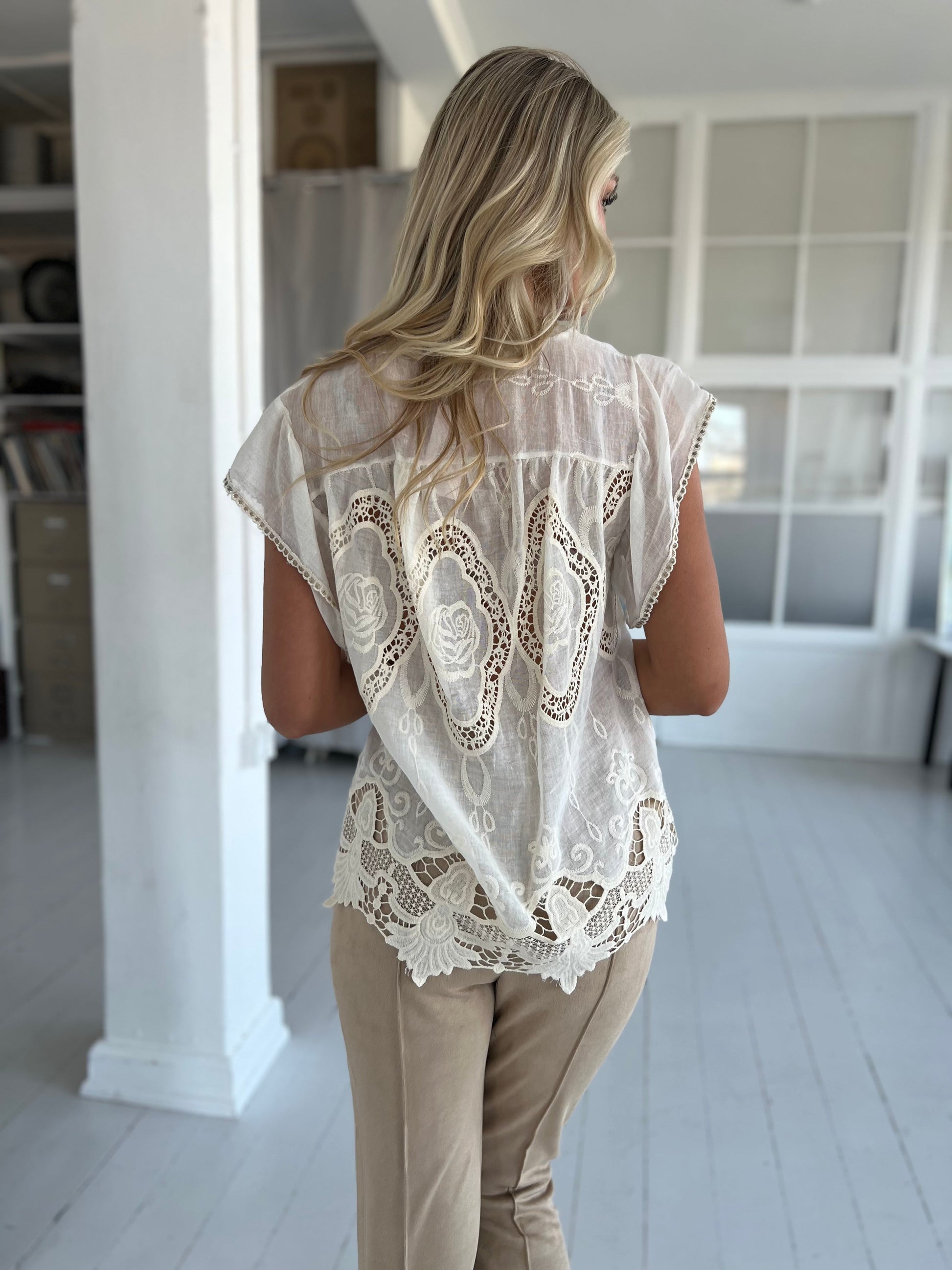 Aaberg Exclusive beige hør bluse fra webshoppen Aaberg Copenhagen