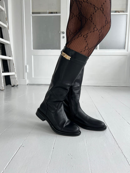 Ideal black boot