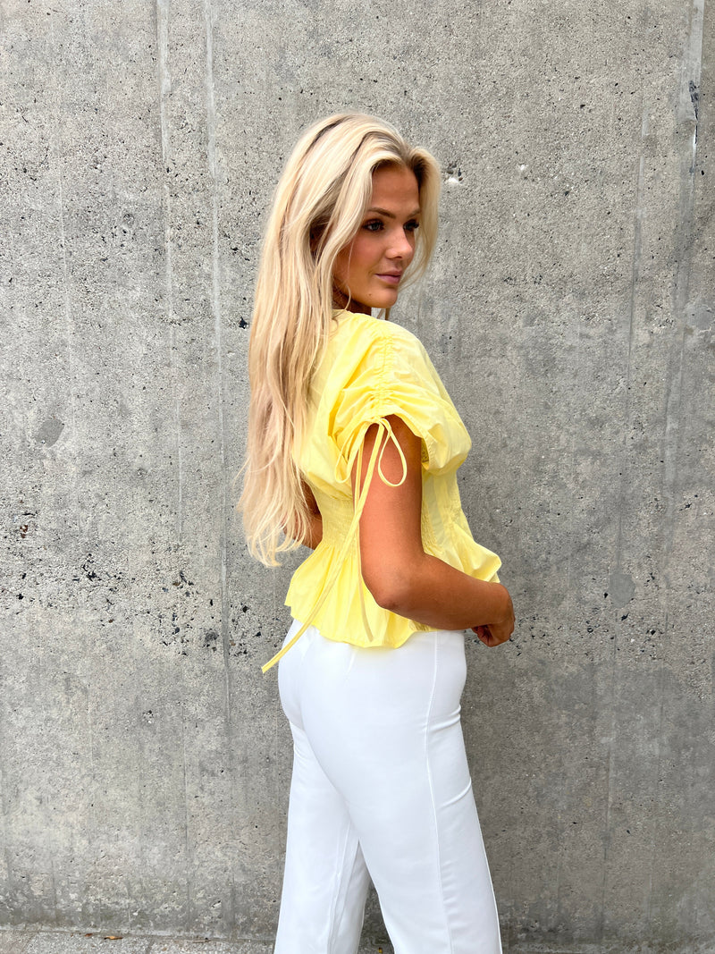 Maya yellow top fra webshoppen Aaberg Copenhagen