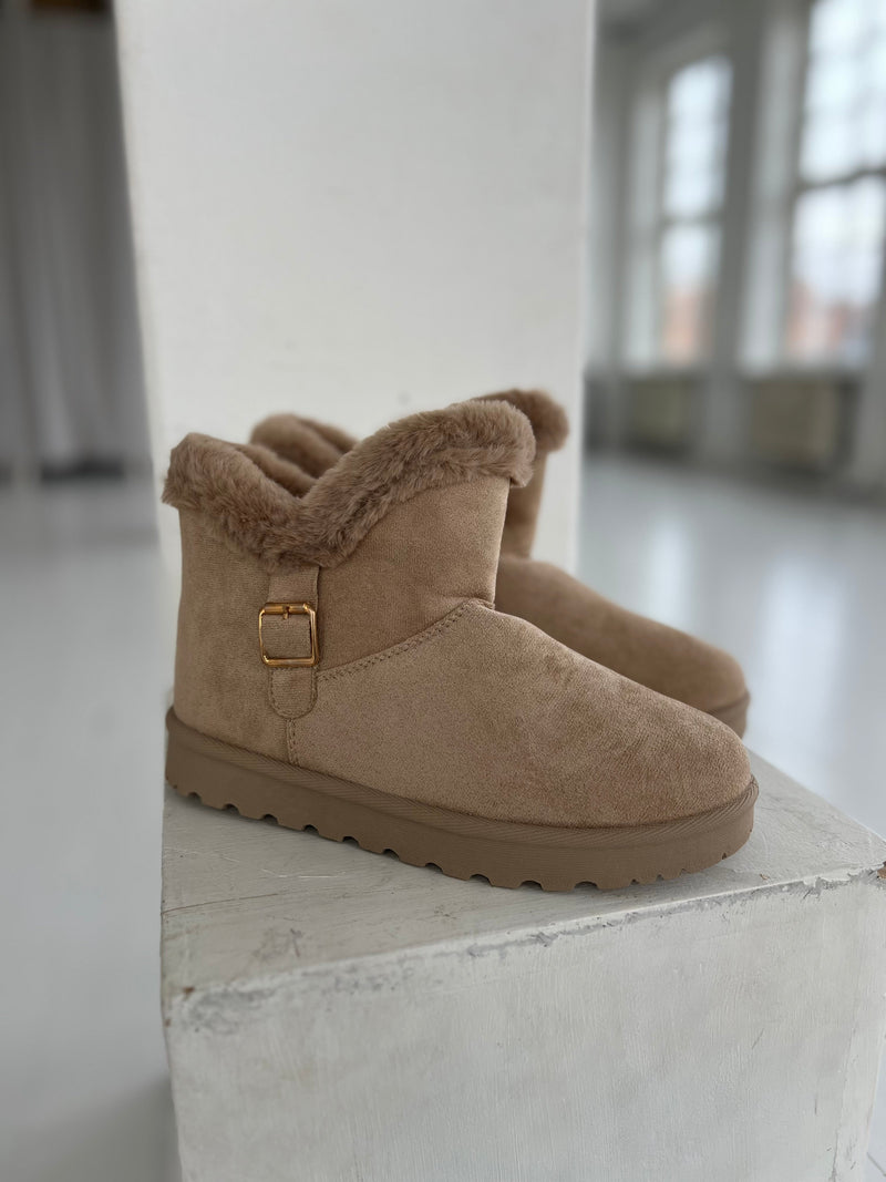 Kaki teddy boots (504) - Set fra siden, viser guldspænde - Fra webshoppen Aaberg Copenhagen