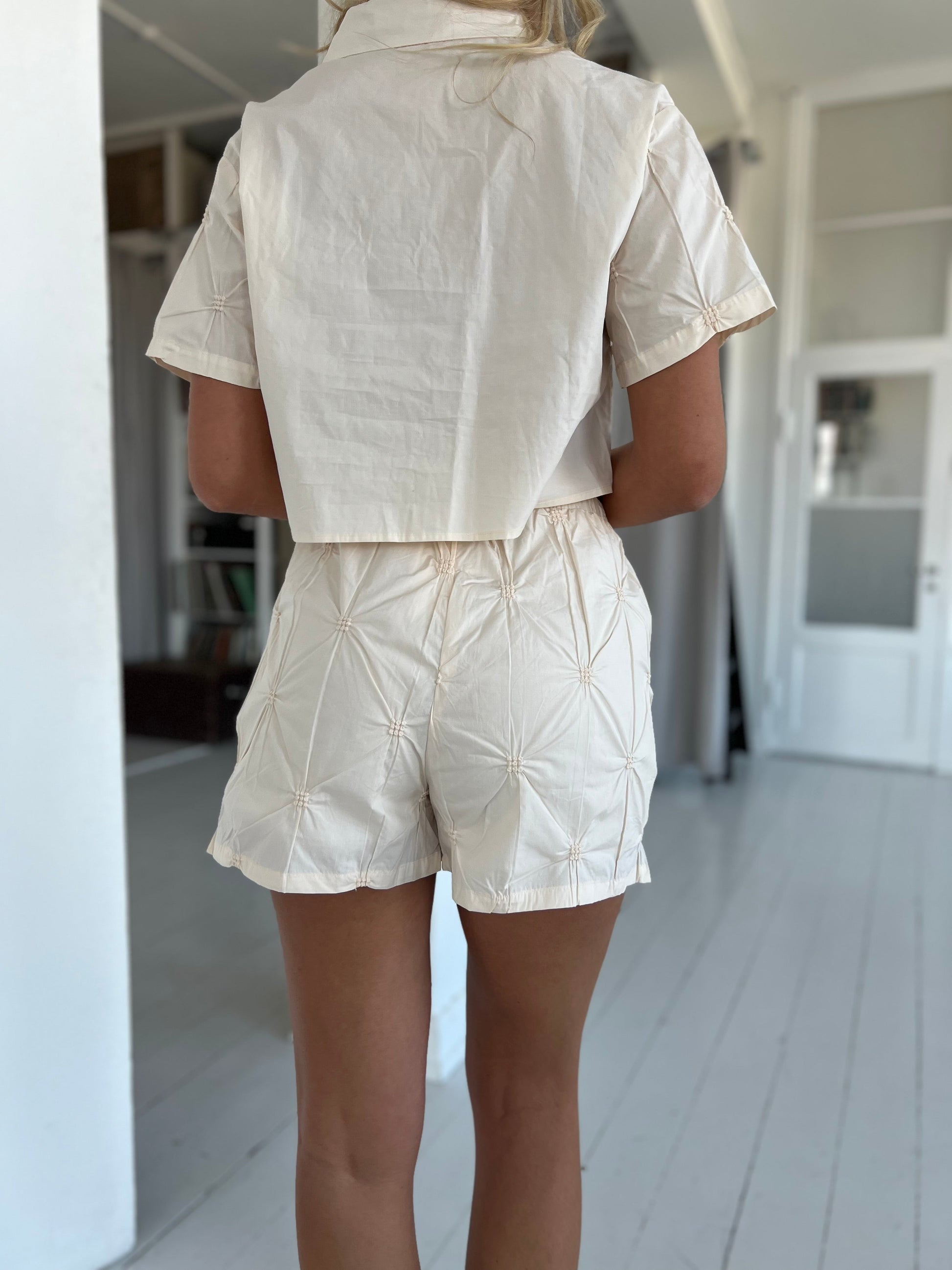 Aaberg Exclusive beige shorts fra webshoppen Aaberg Copenhagen