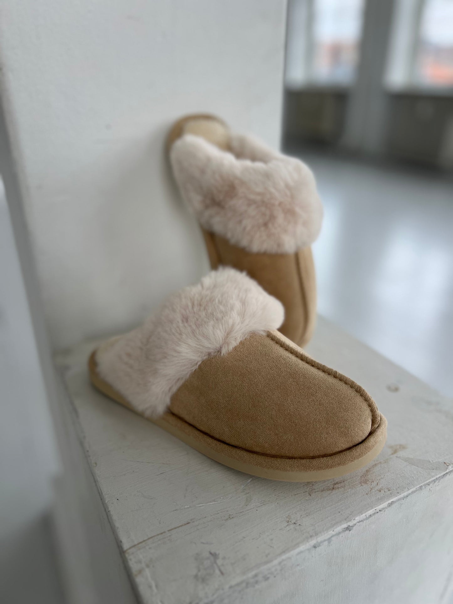 Lovie camel and beige slippers